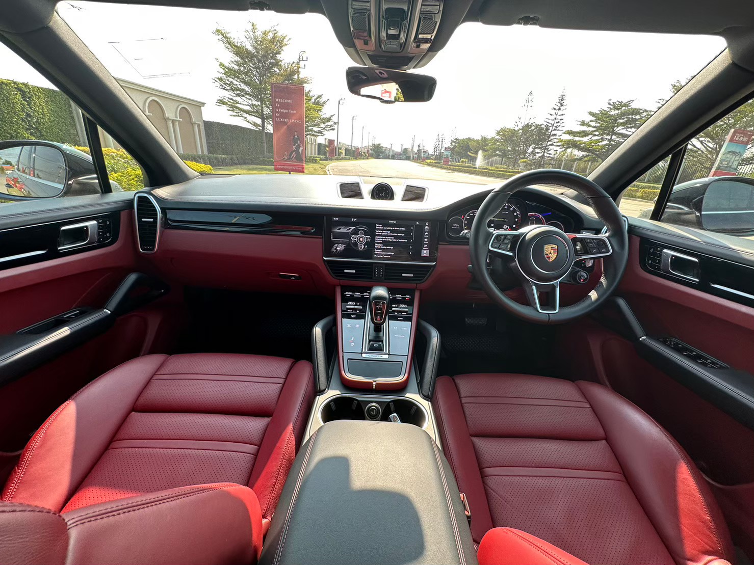 2020 Porsche Cayenne E-Hybrid สีดำ (รูปที่ 6)