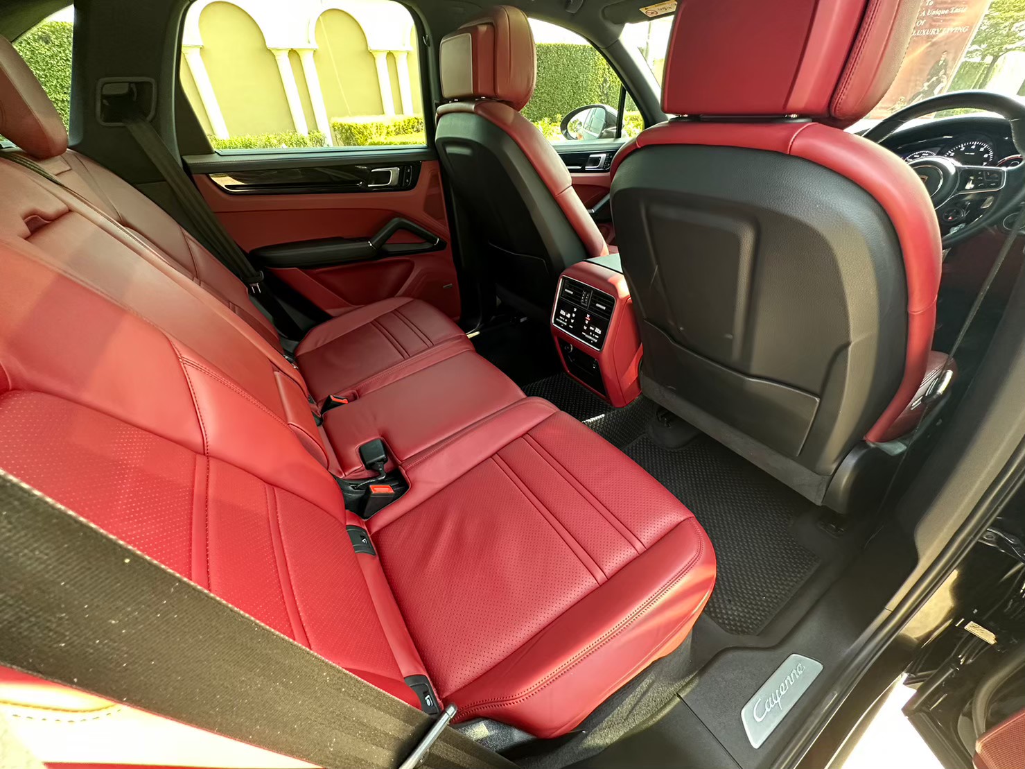 2020 Porsche Cayenne E-Hybrid สีดำ (รูปที่ 8)