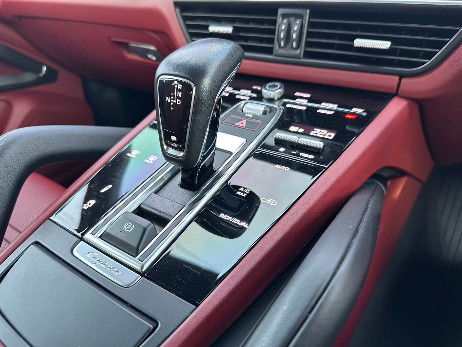 2020 Porsche Cayenne E-Hybrid สีดำ (รูปที่ 3)