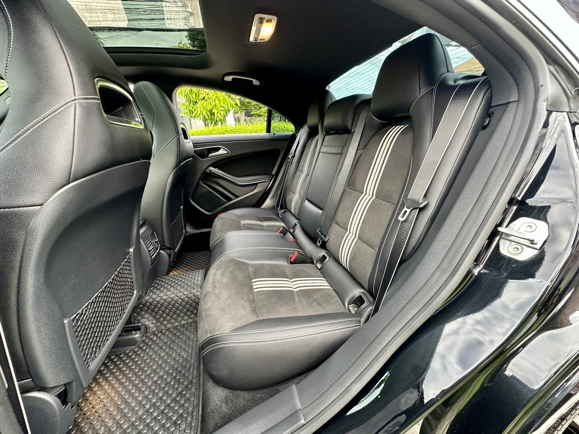 2018 Mercedes-Benz CLA-Class C118 CLA250 สีดำ (รูปที่ 2)