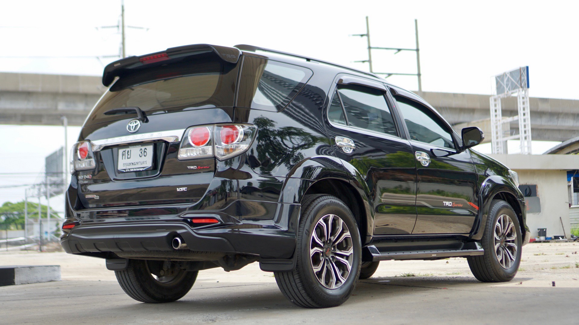 2014 Toyota Fortuner สีดำ (รูปที่ 14)
