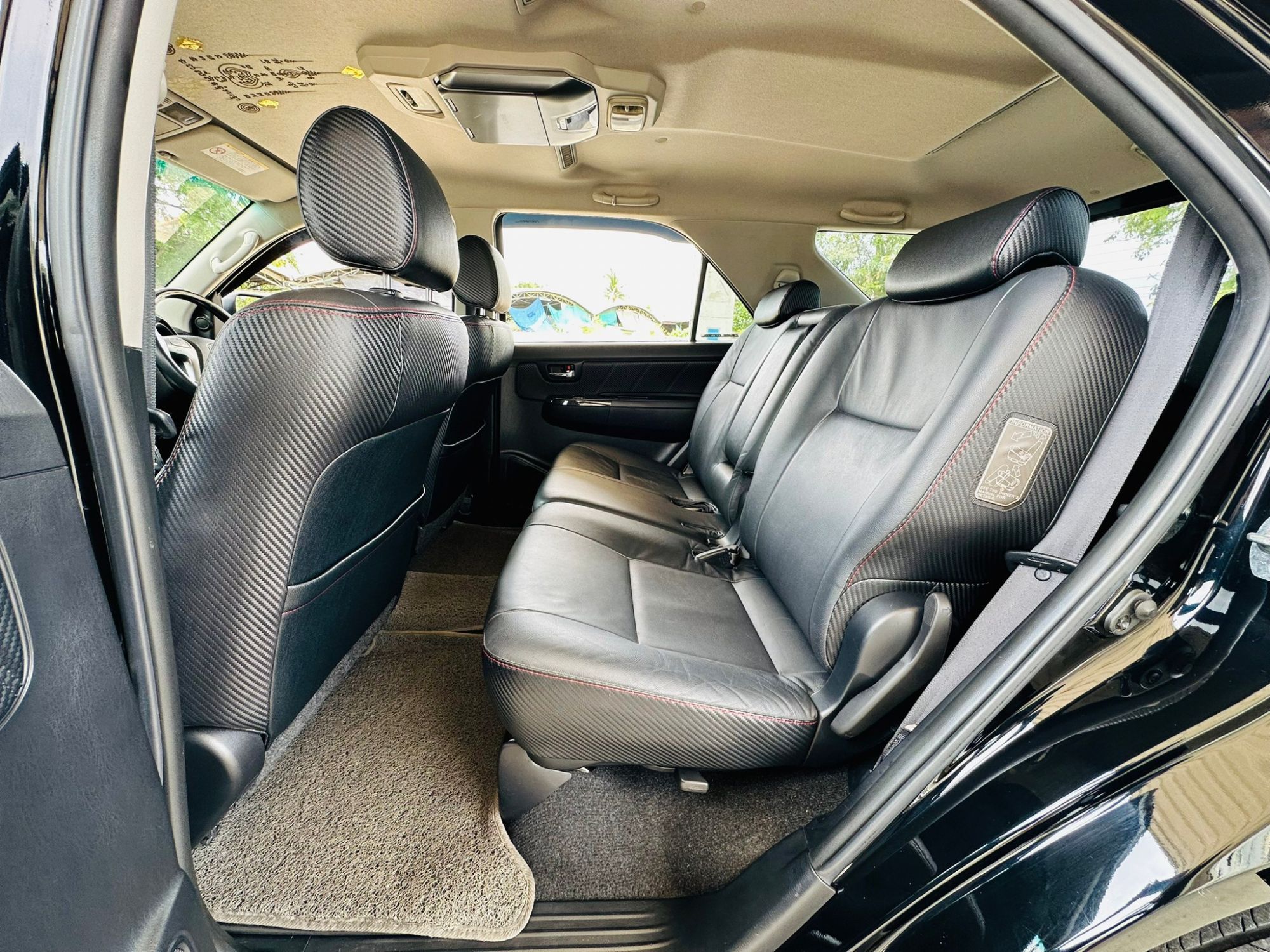 2014 Toyota Fortuner สีดำ (รูปที่ 4)