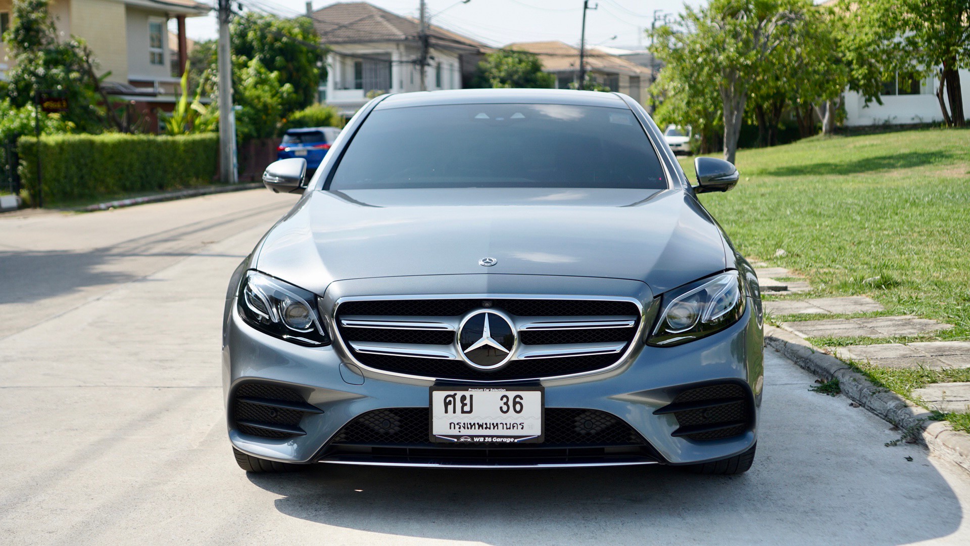 2017 Mercedes-Benz E-Class W212 E350 สีเทา (รูปที่ 2)