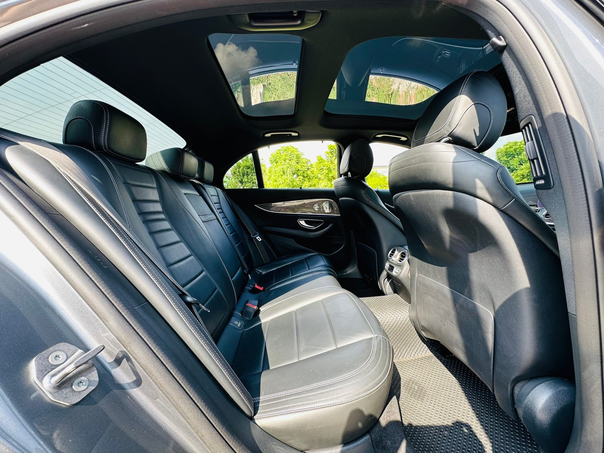 2017 Mercedes-Benz E-Class W212 E350 สีเทา (รูปที่ 4)