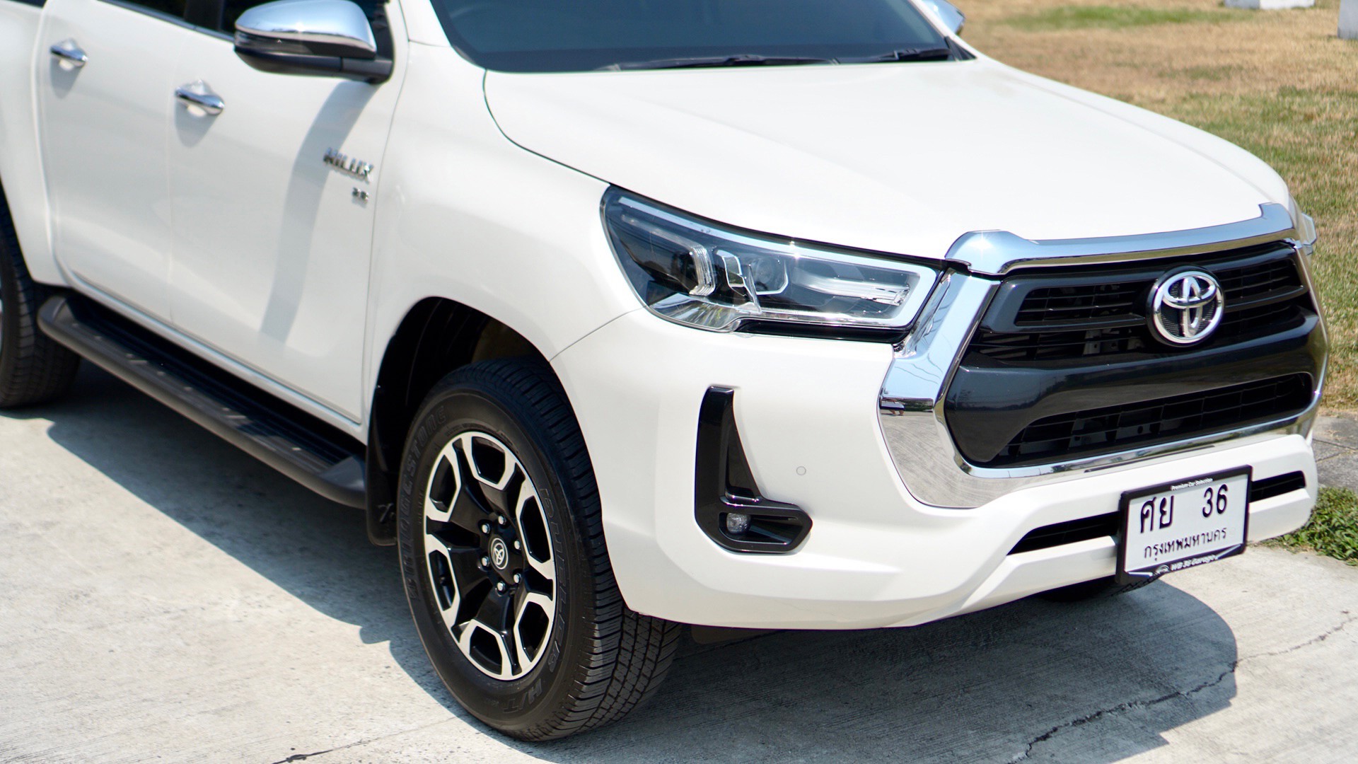 2020 Toyota Revo D-cab 2.8 a/t 4wd สีขาว (รูปที่ 6)