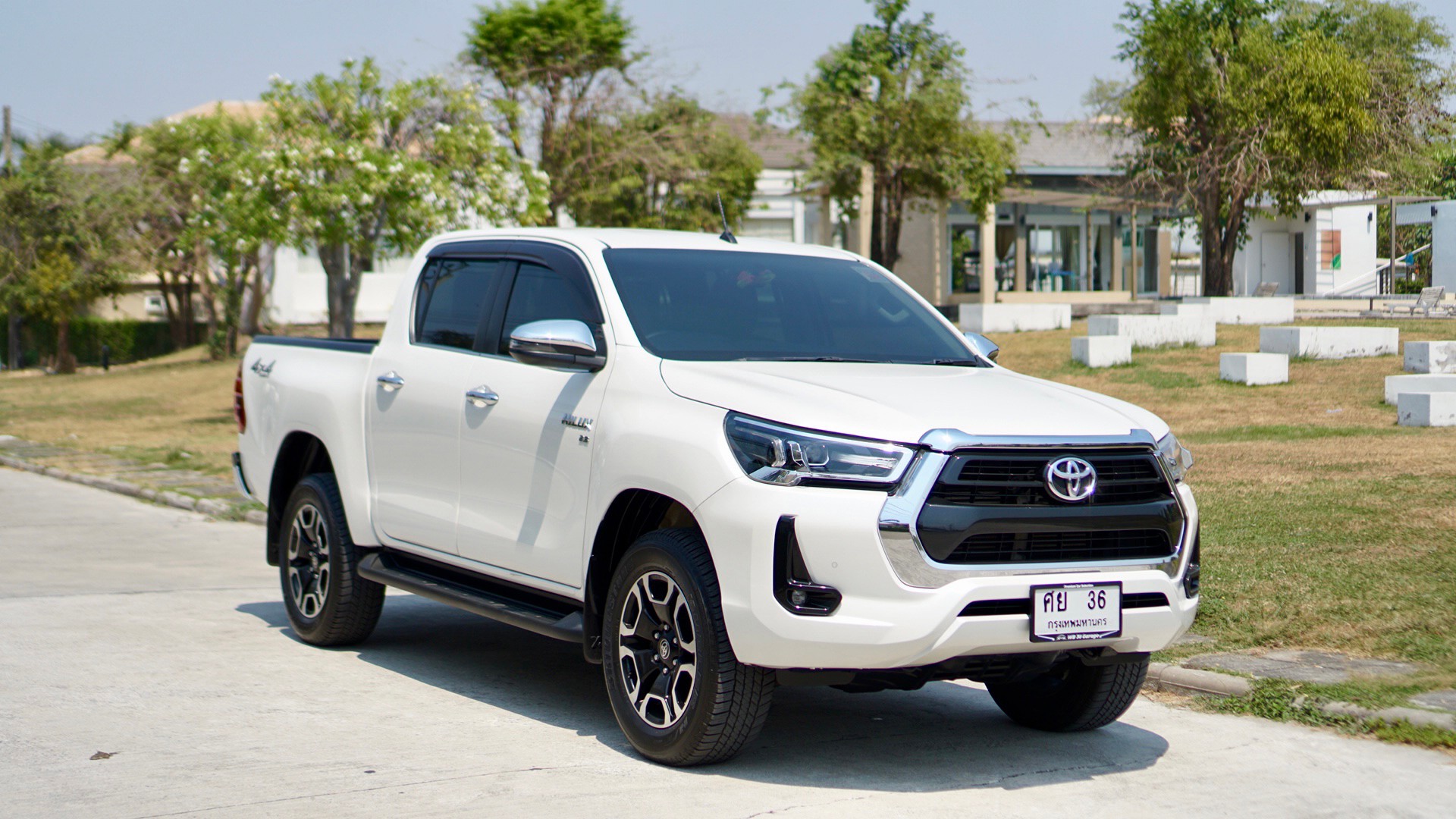 2020 Toyota Revo D-cab 2.8 a/t 4wd สีขาว