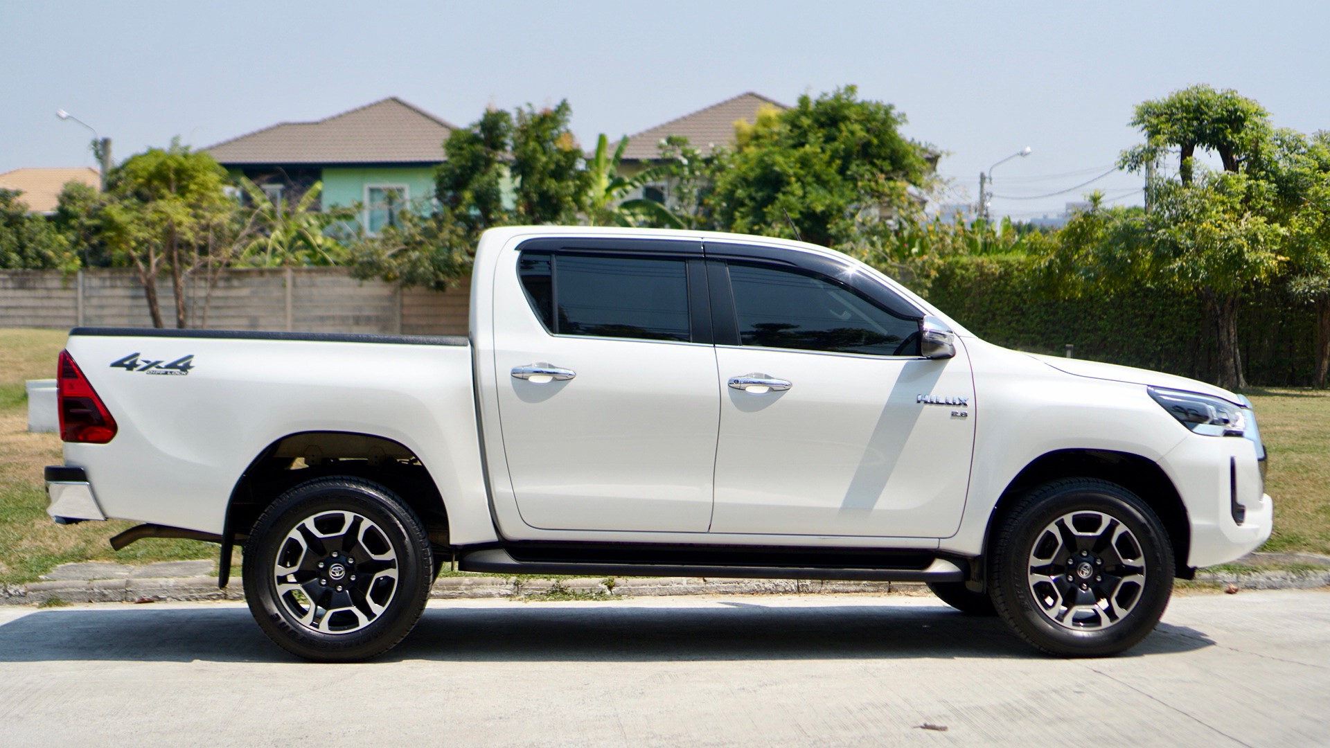 2020 Toyota Revo D-cab 2.8 a/t 4wd สีขาว (รูปที่ 11)