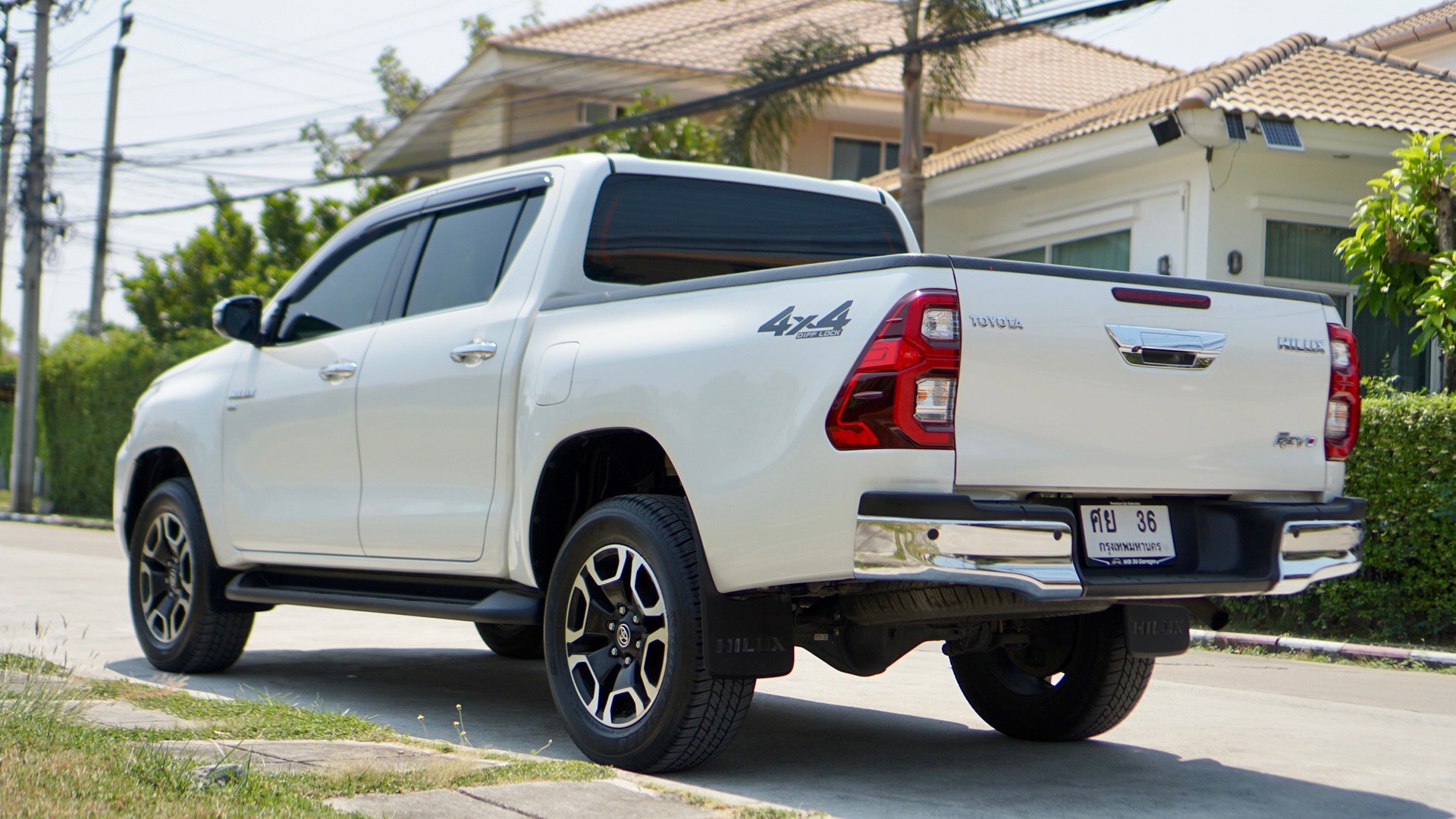 2020 Toyota Revo D-cab 2.8 a/t 4wd สีขาว (รูปที่ 3)