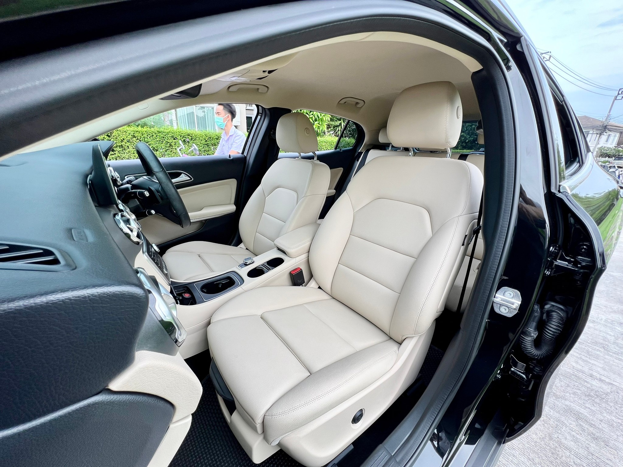 2018 Mercedes-Benz GLA-Class X156 GLA200 สีดำ (รูปที่ 4)