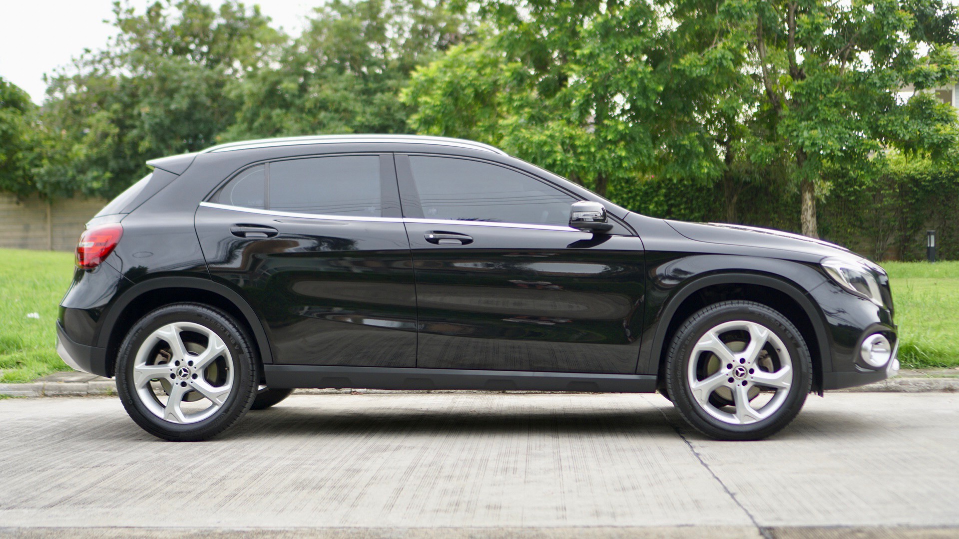 2018 Mercedes-Benz GLA-Class X156 GLA200 สีดำ (รูปที่ 2)