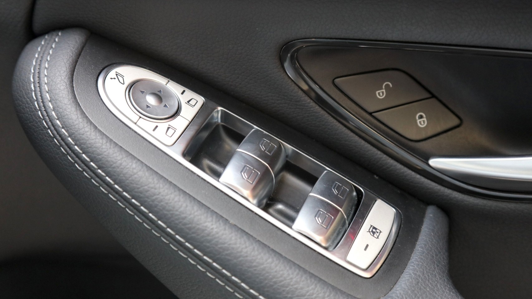 2022 Mercedes-Benz C-Class W205 C300 สีดำ (รูปที่ 2)