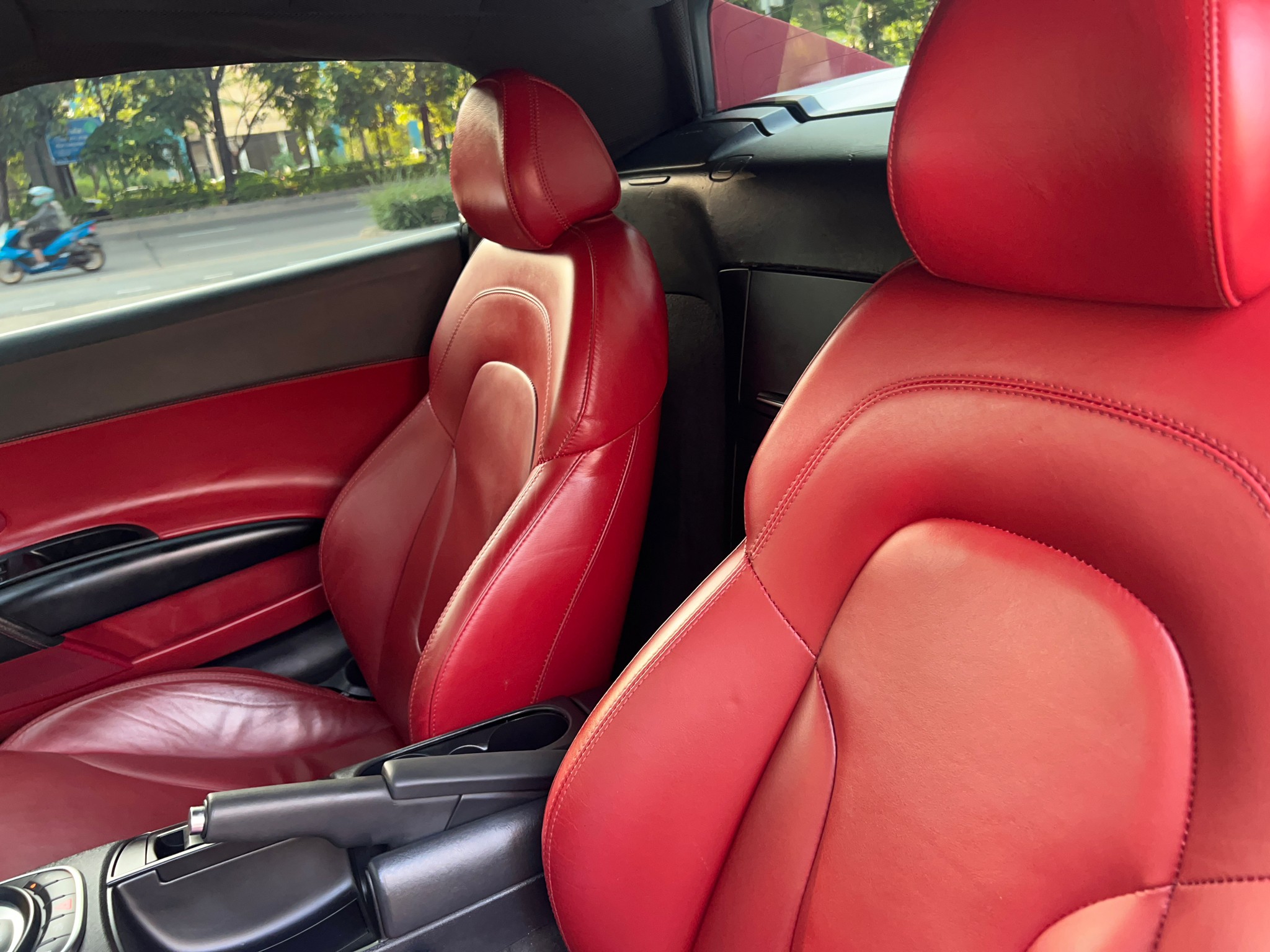 2012 Audi R8 Spyder สีขาว (รูปที่ 12)