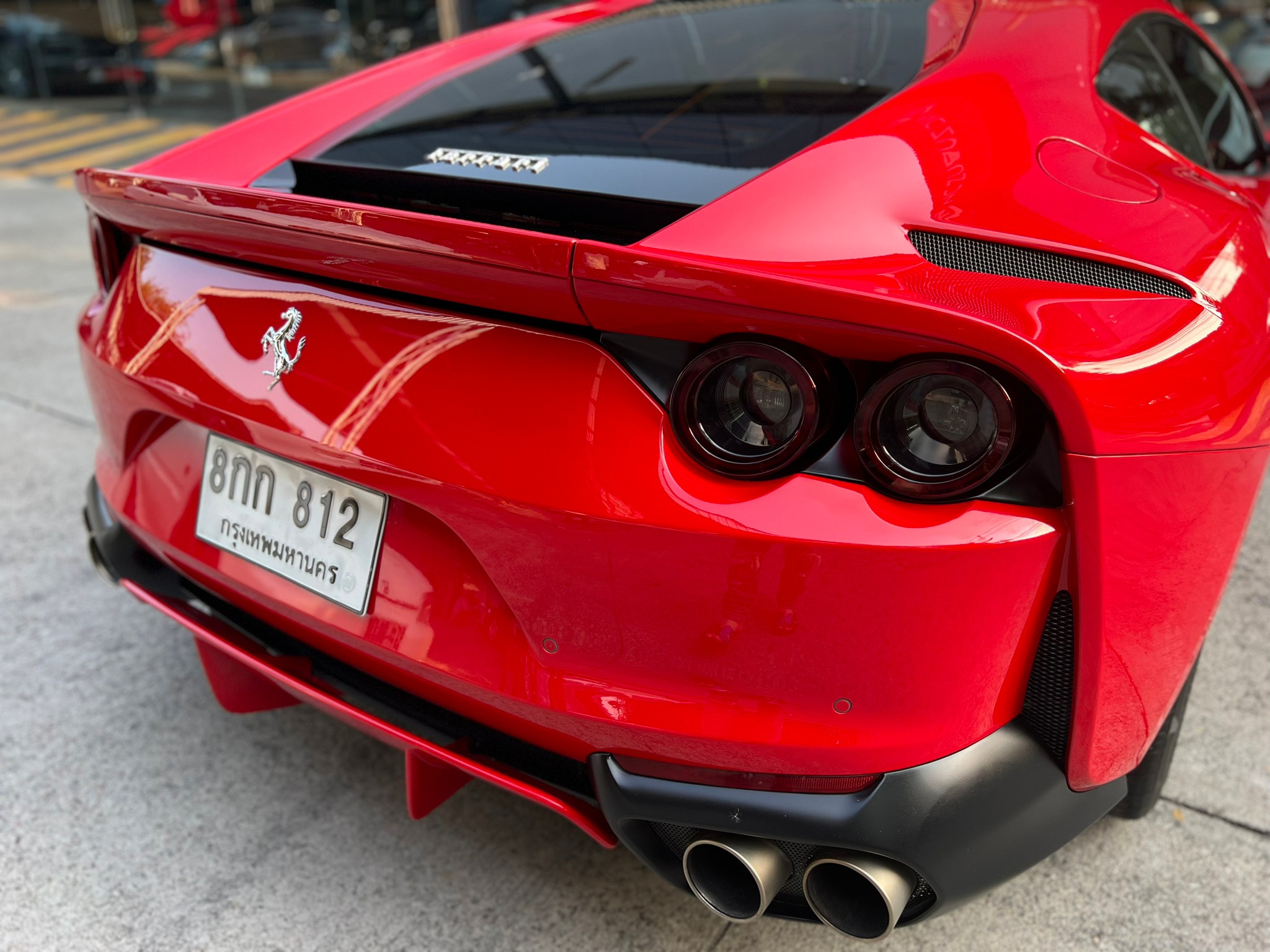 2019 Ferrari 812 Superfast สีแดง (รูปที่ 18)