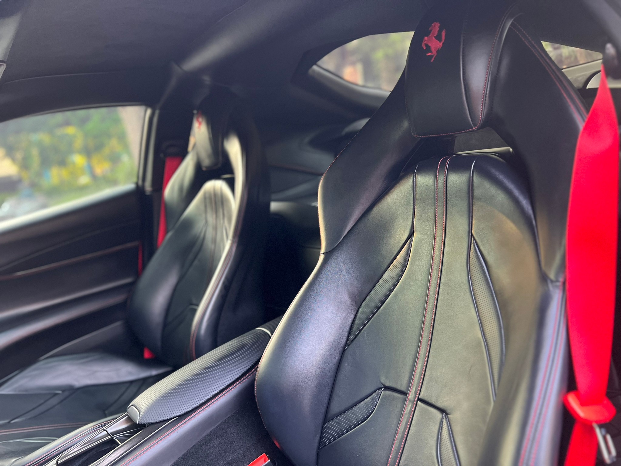 2019 Ferrari 812 Superfast สีแดง (รูปที่ 17)