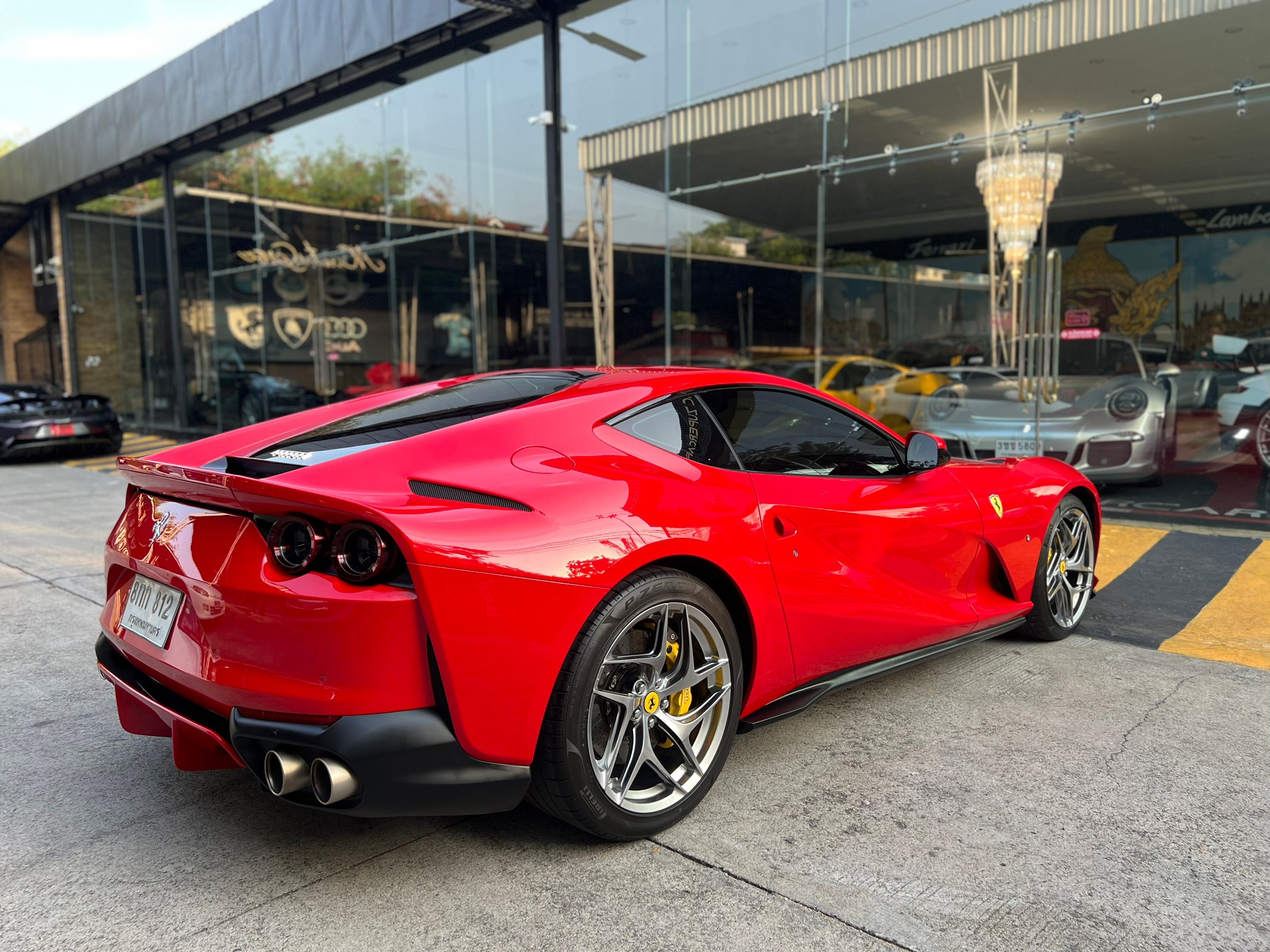 2019 Ferrari 812 Superfast สีแดง (รูปที่ 8)