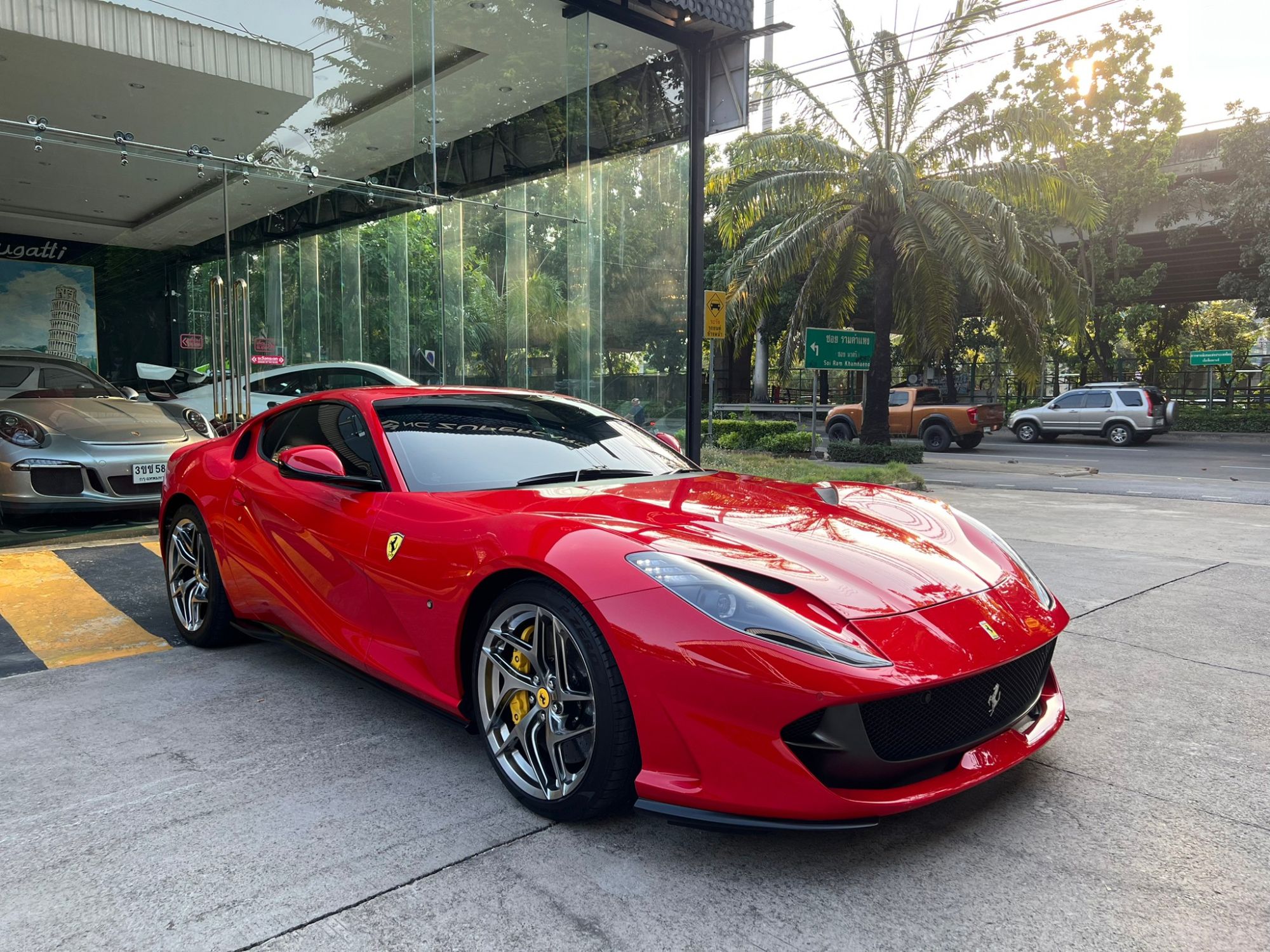 2019 Ferrari 812 Superfast สีแดง (รูปที่ 2)