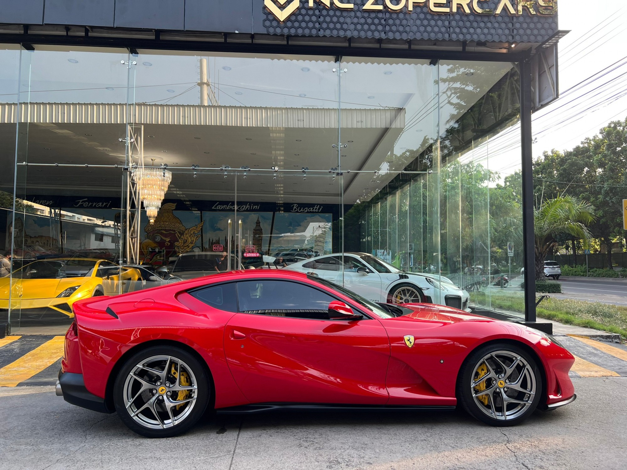 2019 Ferrari 812 Superfast สีแดง (รูปที่ 5)