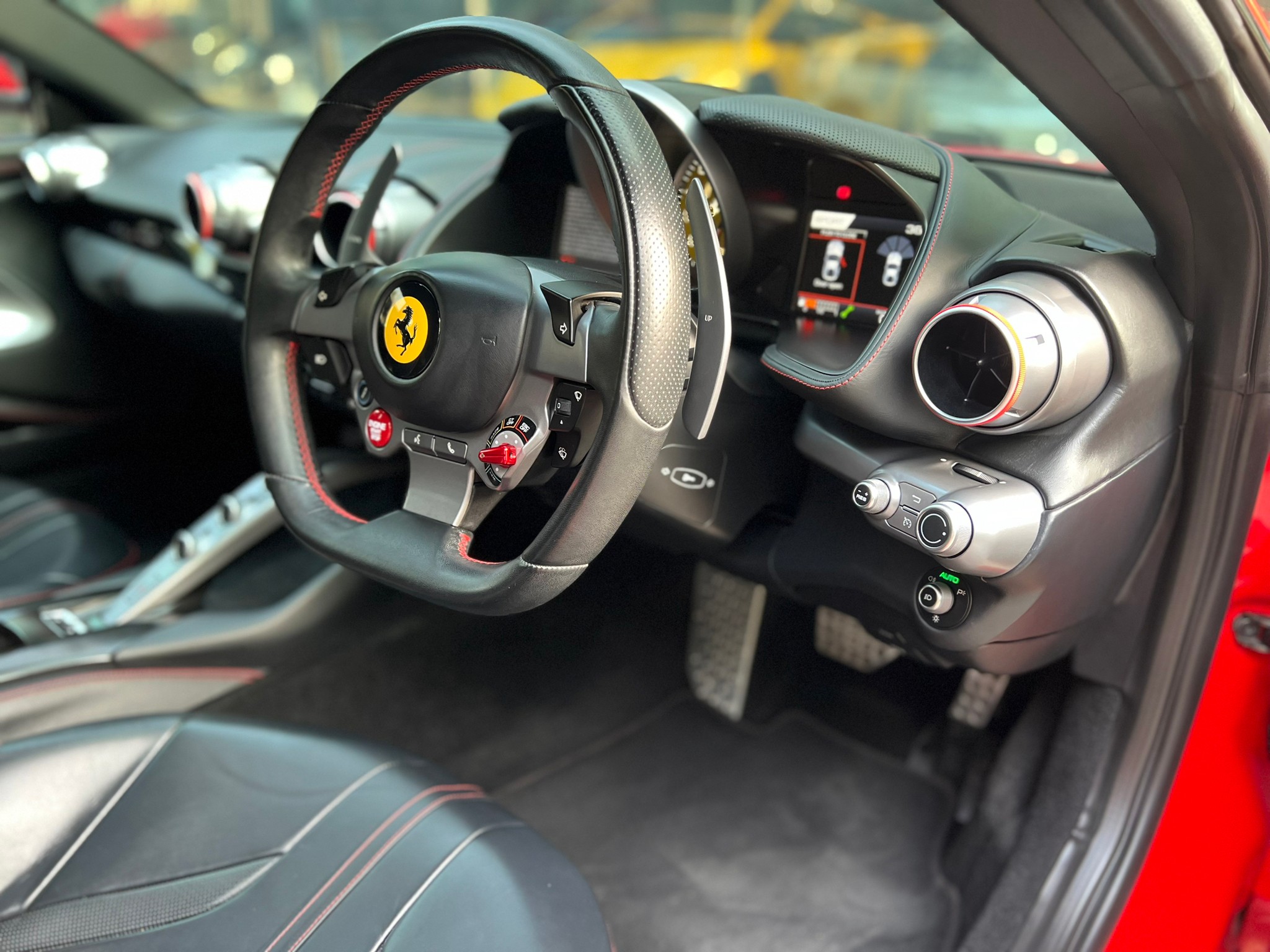2019 Ferrari 812 Superfast สีแดง (รูปที่ 12)