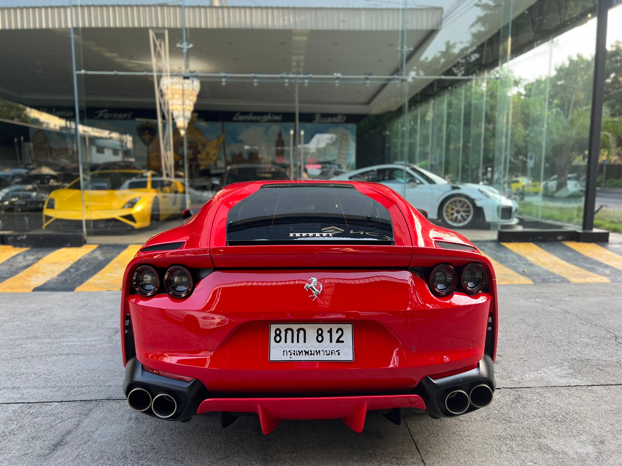 2019 Ferrari 812 Superfast สีแดง (รูปที่ 6)