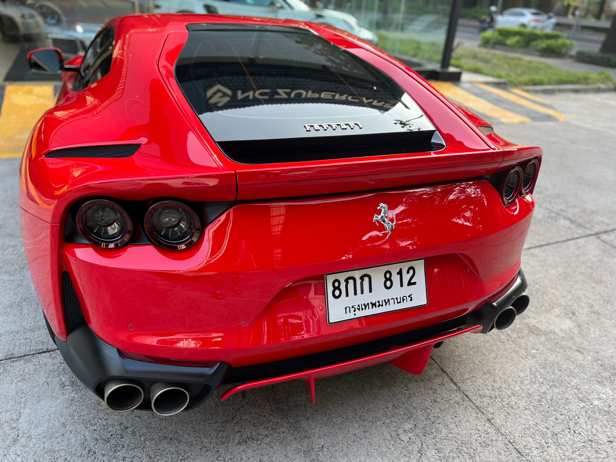 2019 Ferrari 812 Superfast สีแดง (รูปที่ 13)
