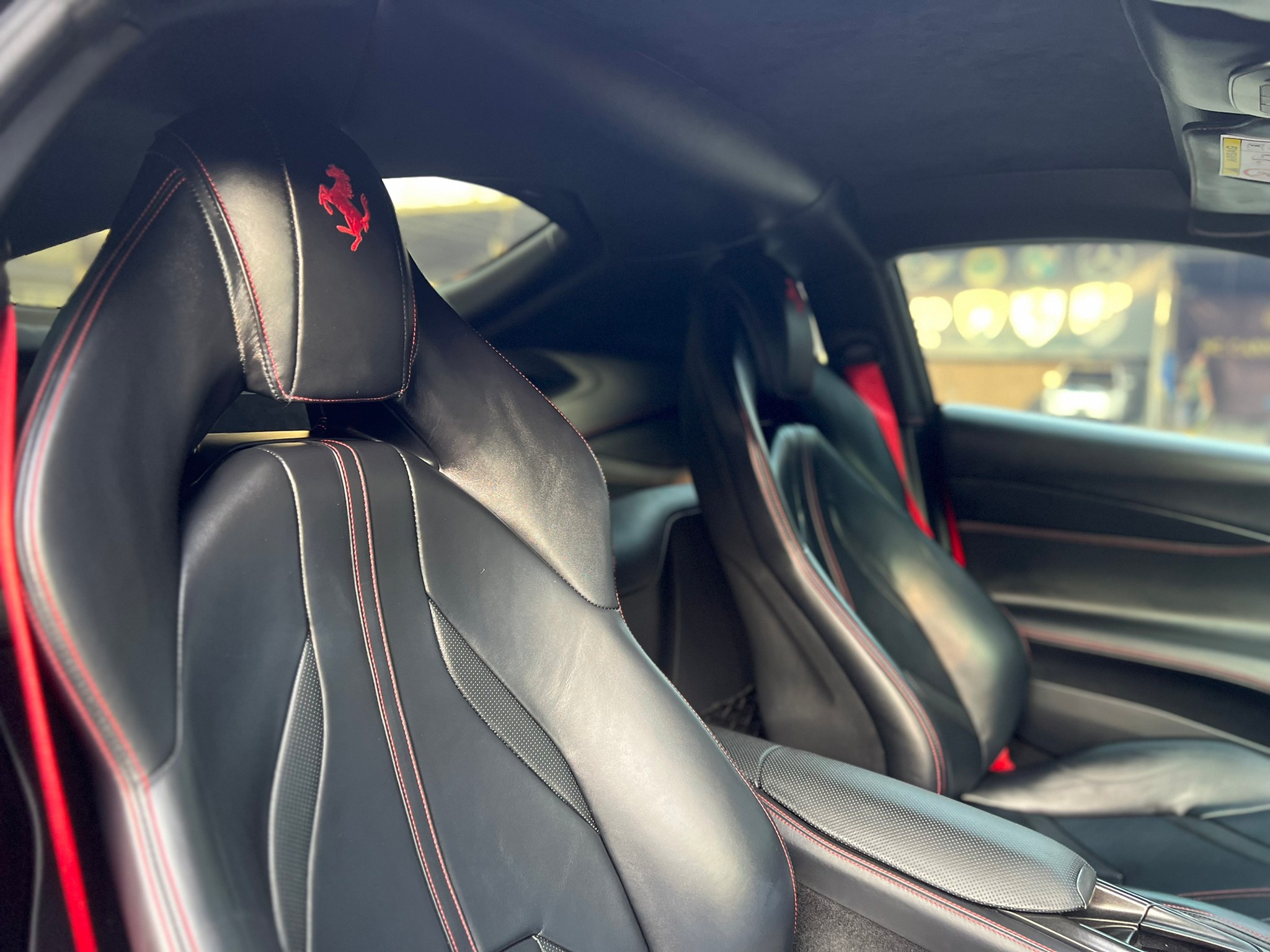 2019 Ferrari 812 Superfast สีแดง (รูปที่ 16)