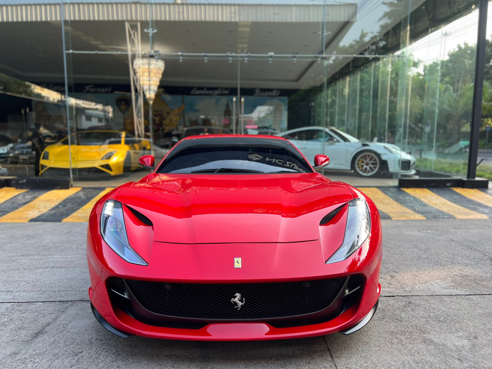 2019 Ferrari 812 Superfast สีแดง (รูปที่ 20)