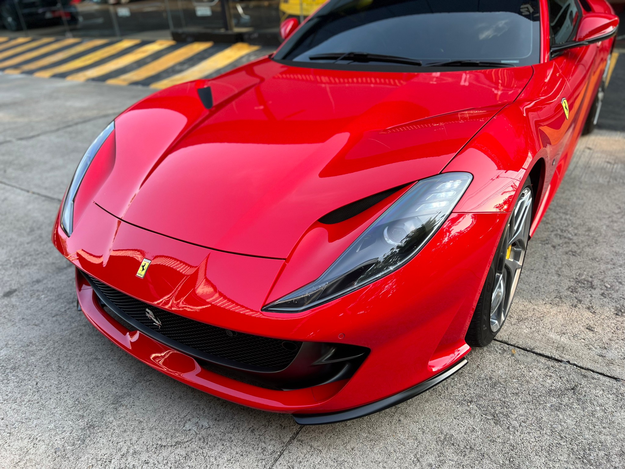 2019 Ferrari 812 Superfast สีแดง (รูปที่ 14)