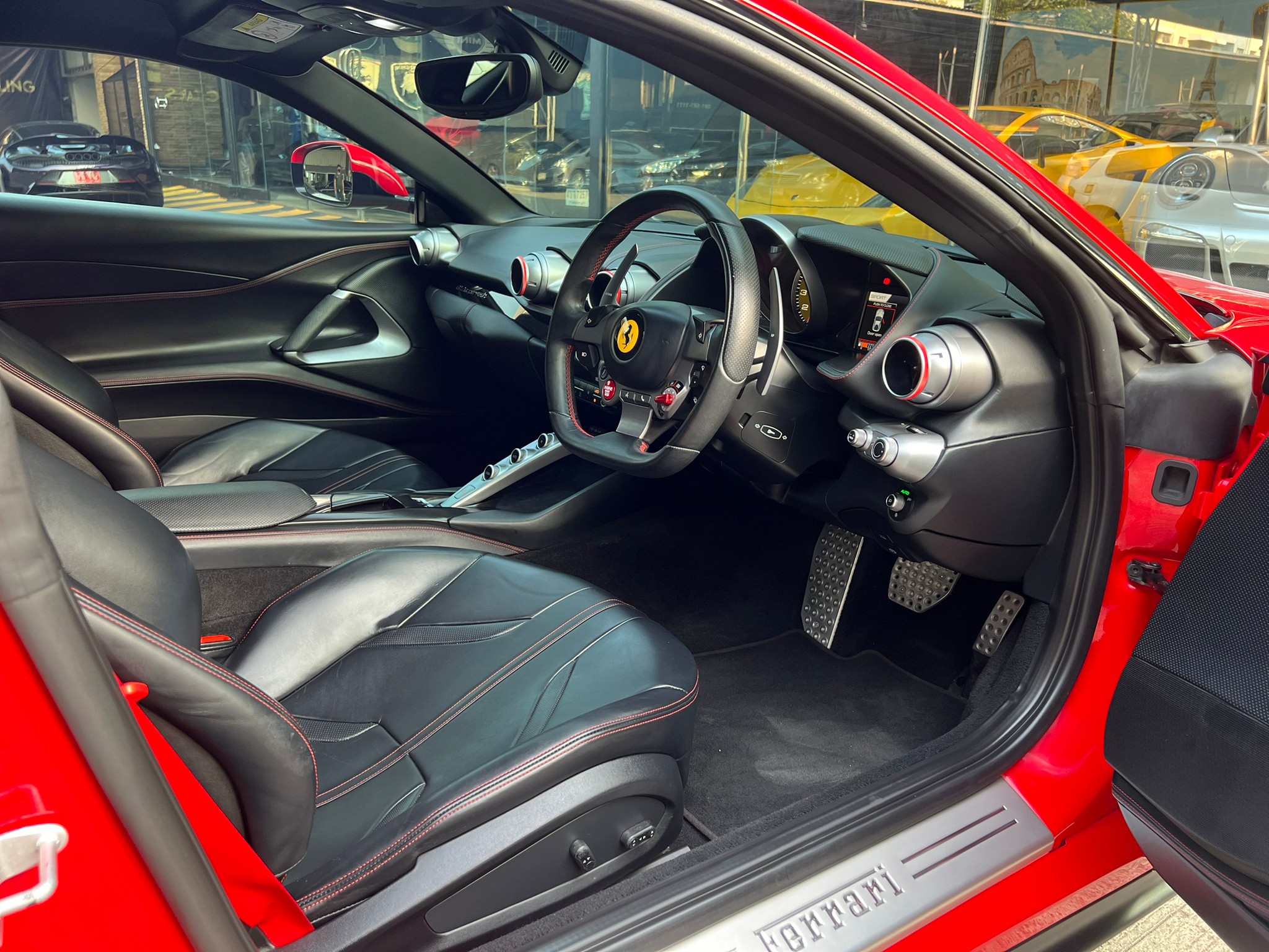 2019 Ferrari 812 Superfast สีแดง (รูปที่ 15)