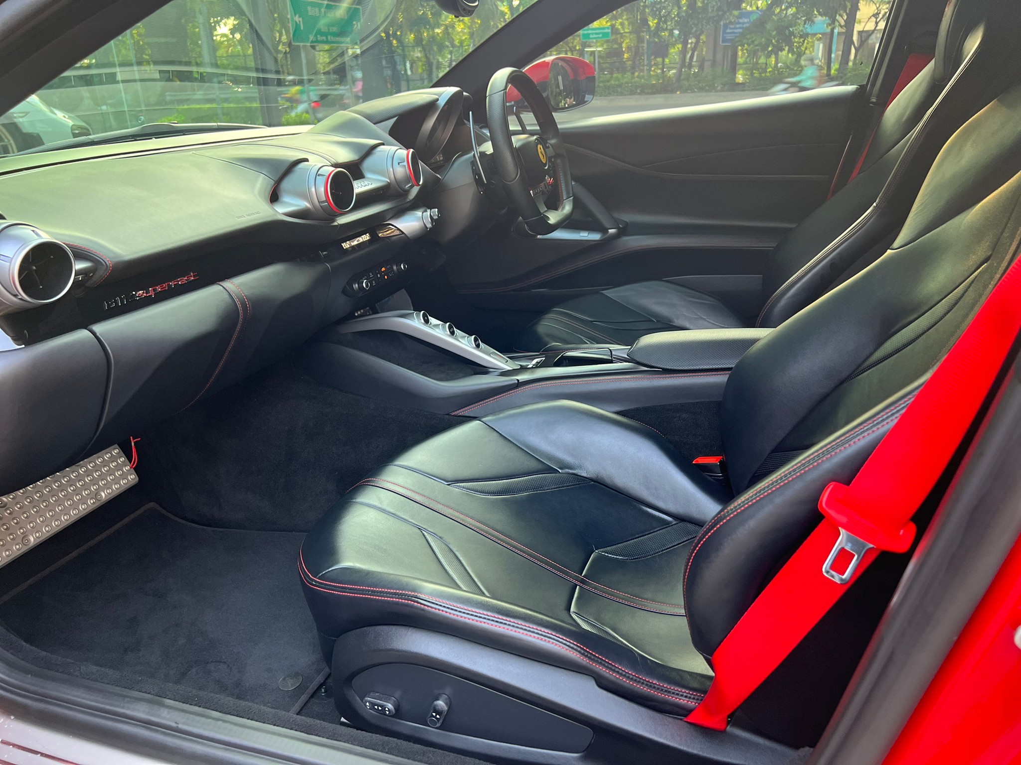 2019 Ferrari 812 Superfast สีแดง (รูปที่ 7)