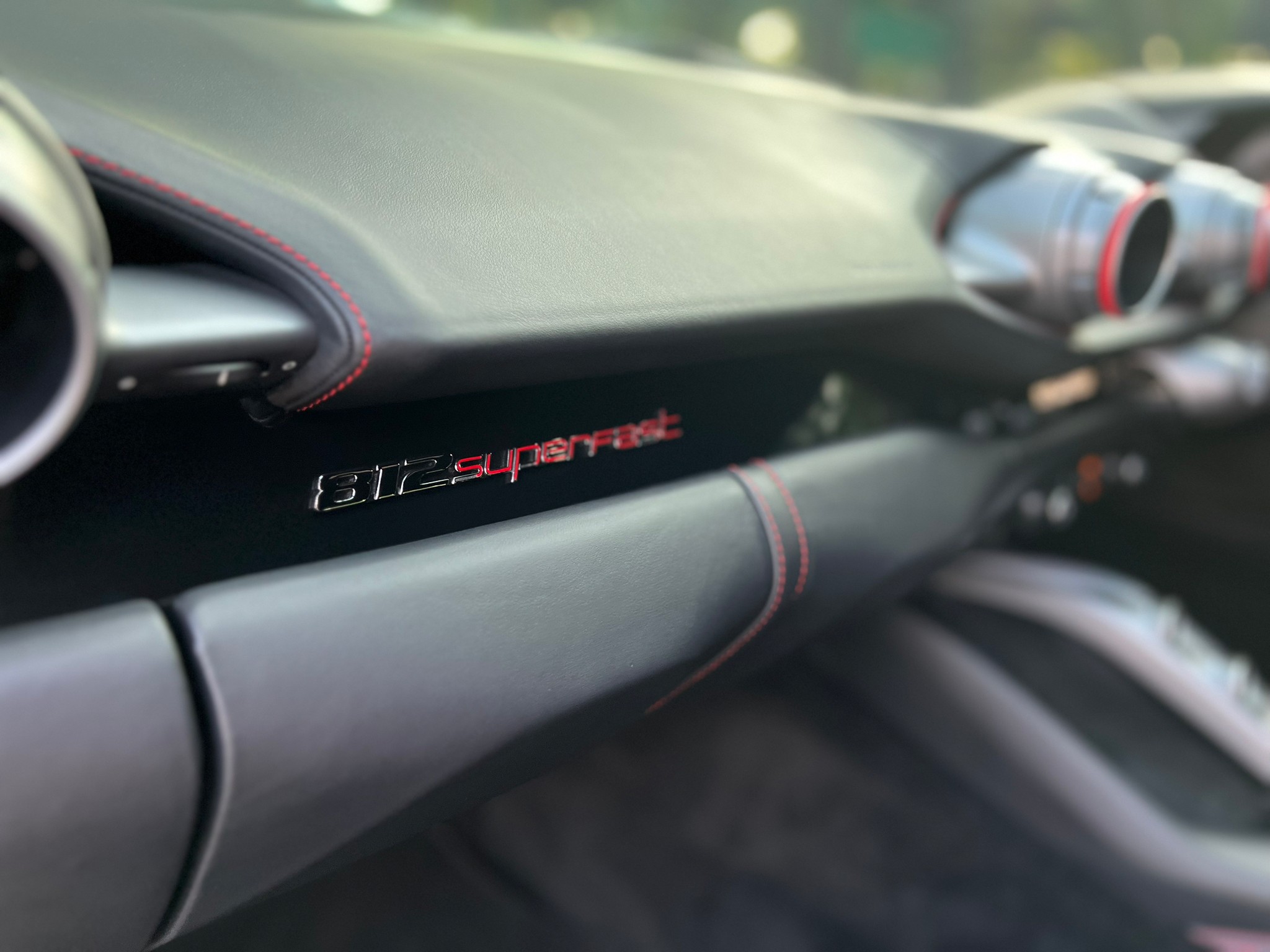 2019 Ferrari 812 Superfast สีแดง (รูปที่ 4)