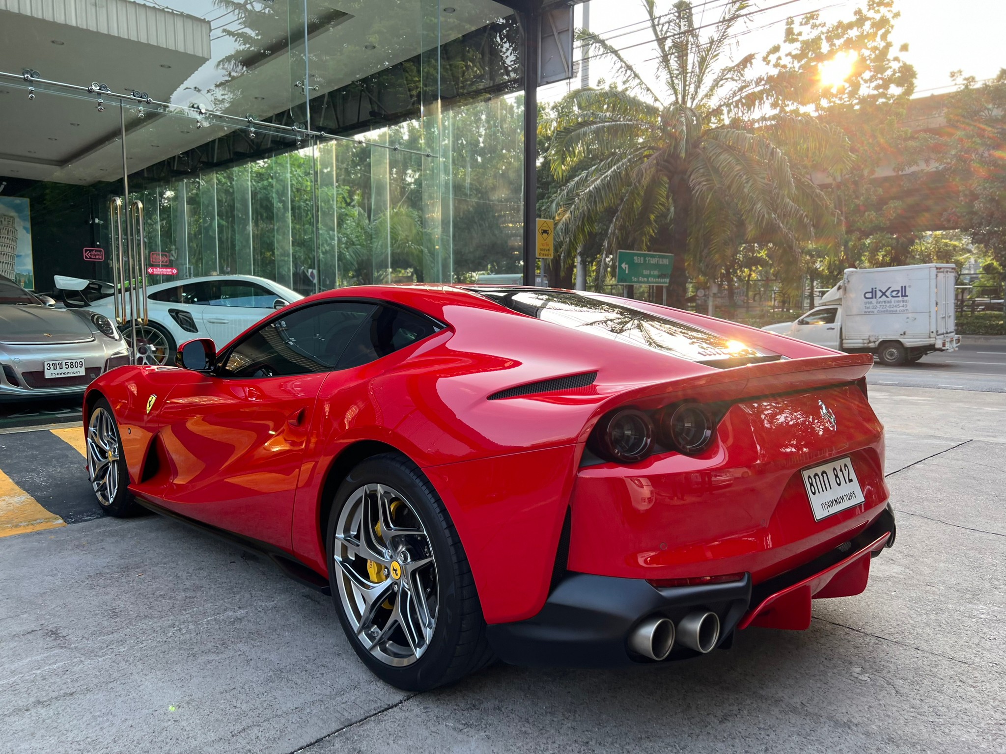 2019 Ferrari 812 Superfast สีแดง (รูปที่ 11)