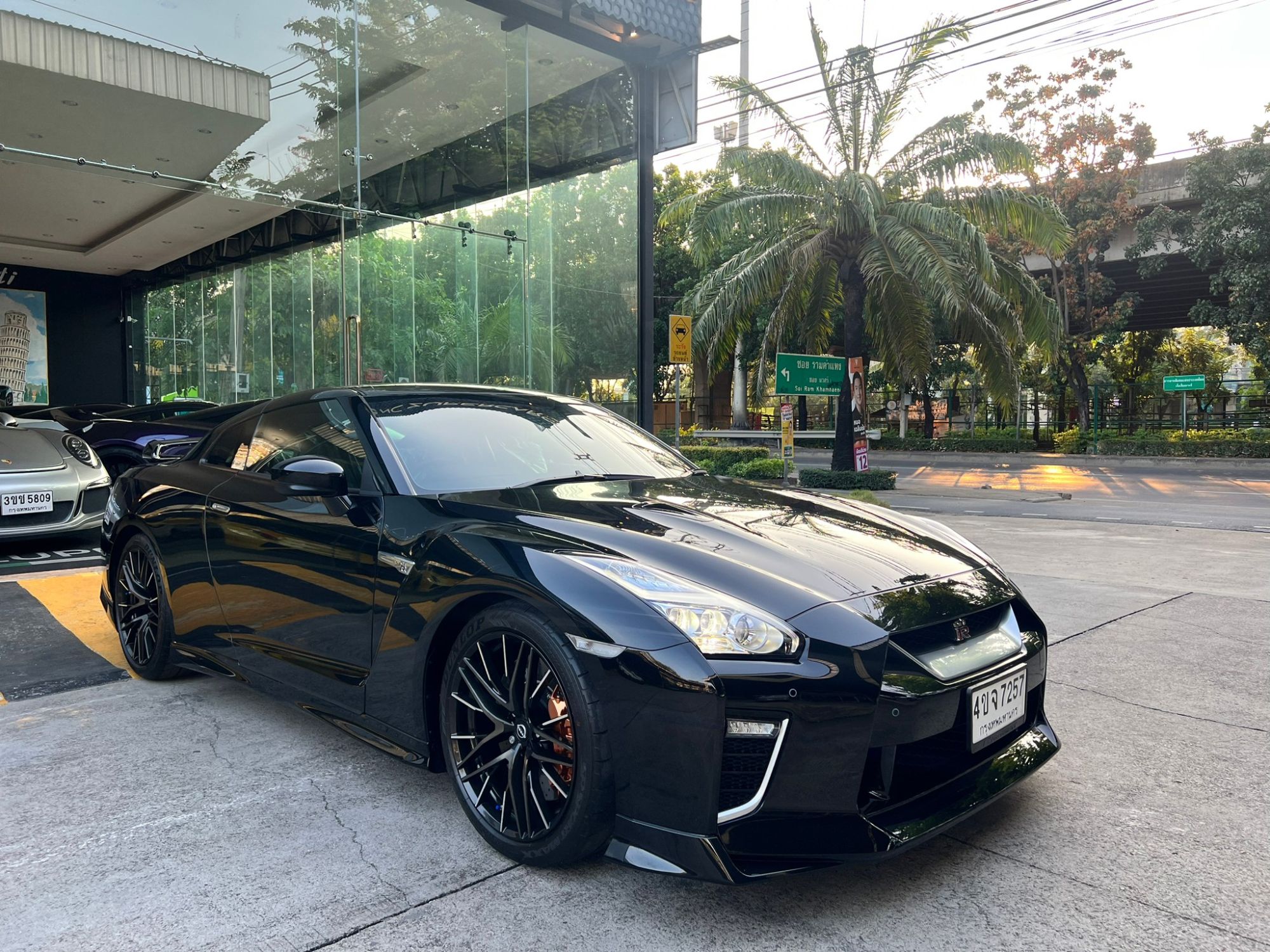 2022 Nissan GT-R (R35) สีดำ (รูปที่ 7)