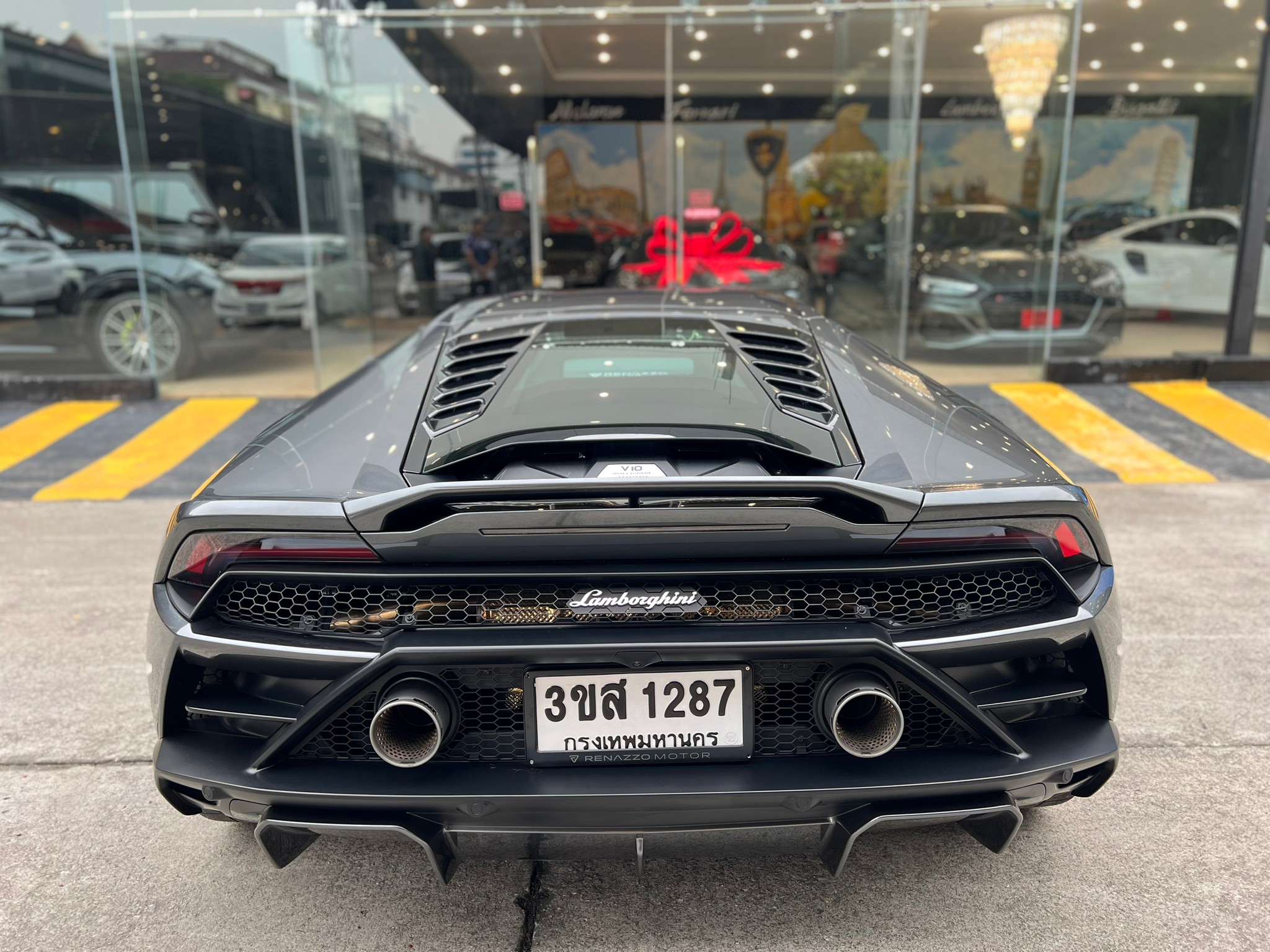 2021 Lamborghini Huracan EVO RWD สีดำ (รูปที่ 17)