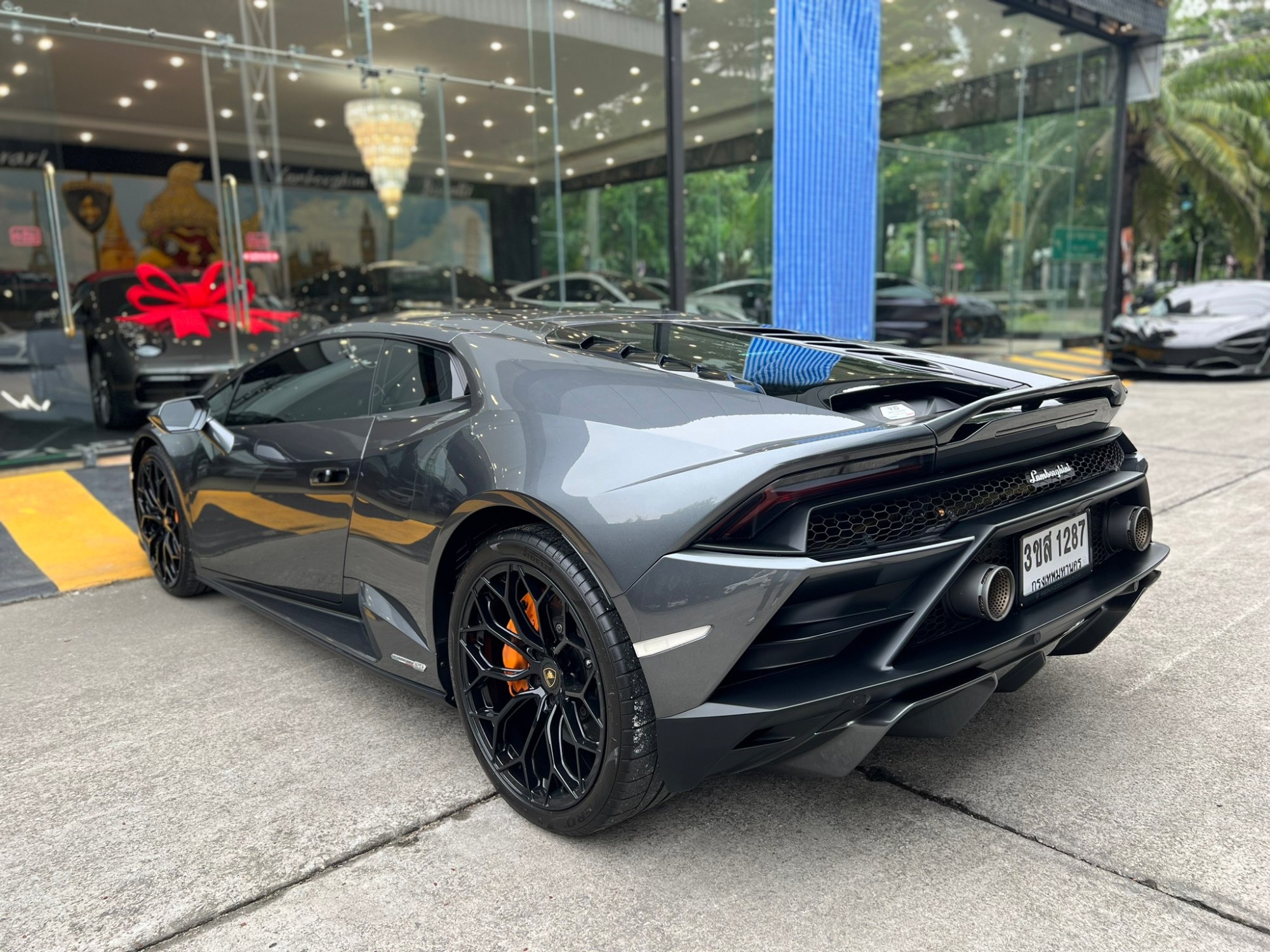2021 Lamborghini Huracan EVO RWD สีดำ (รูปที่ 14)