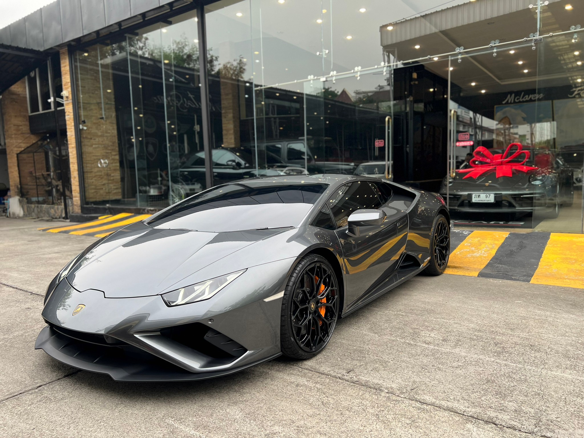 2021 Lamborghini Huracan EVO RWD สีดำ (รูปที่ 13)