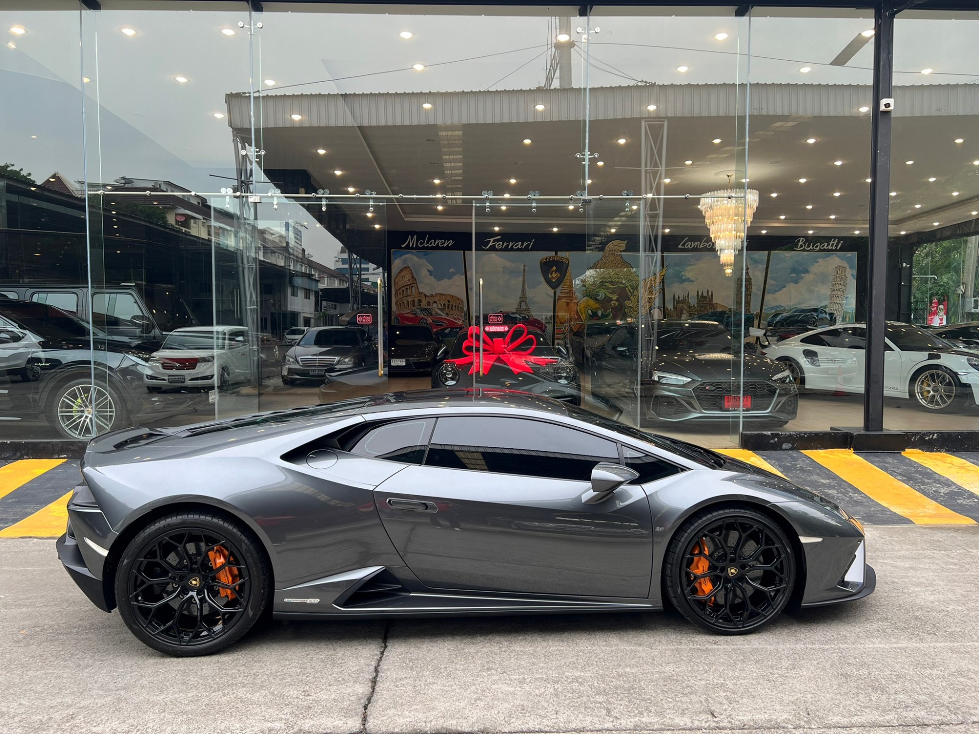 2021 Lamborghini Huracan EVO RWD สีดำ (รูปที่ 6)