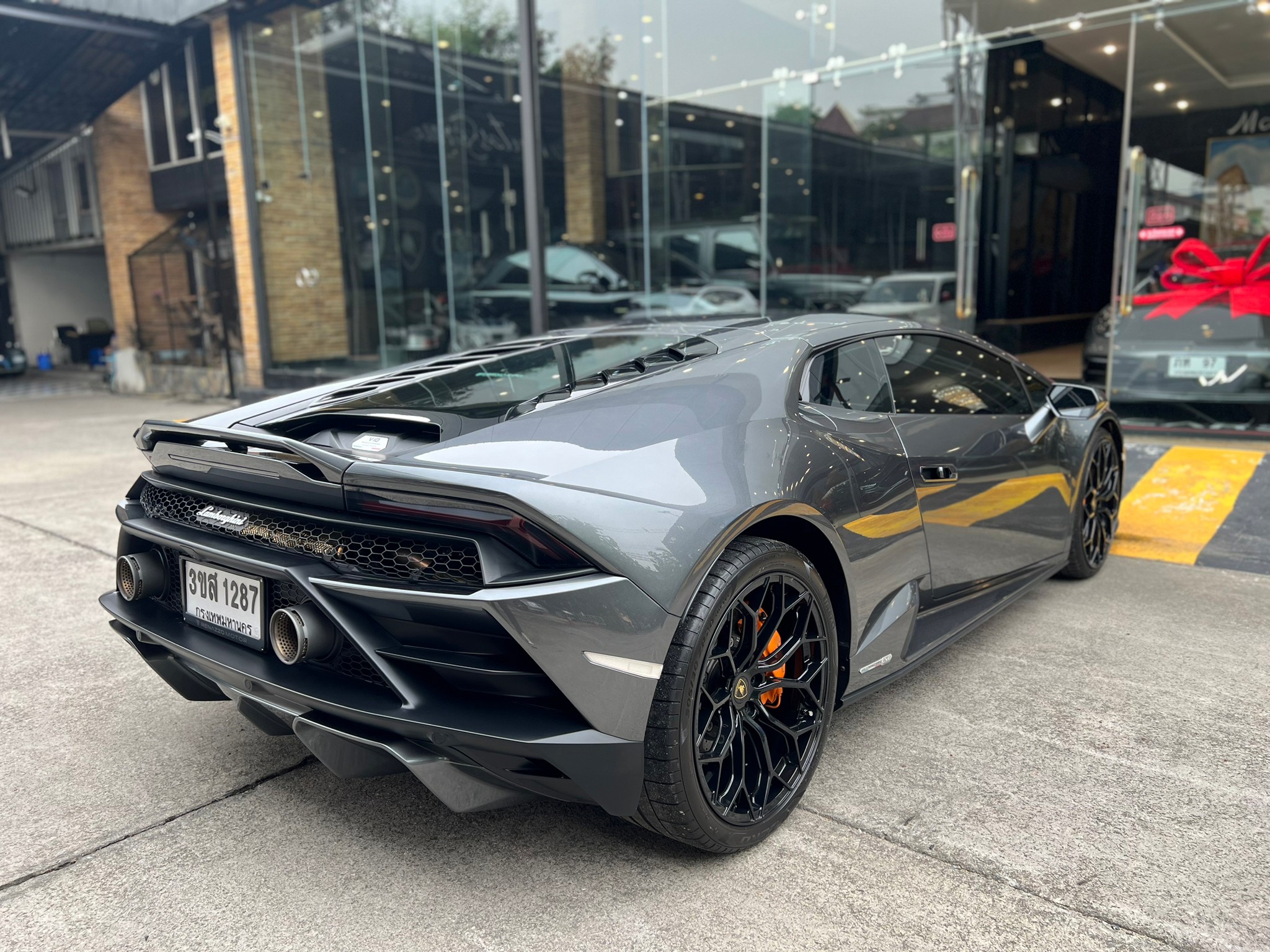 2021 Lamborghini Huracan EVO RWD สีดำ (รูปที่ 2)