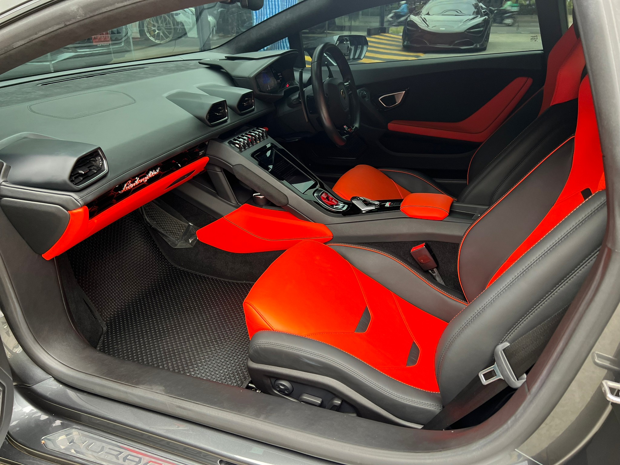 2021 Lamborghini Huracan EVO RWD สีดำ (รูปที่ 15)