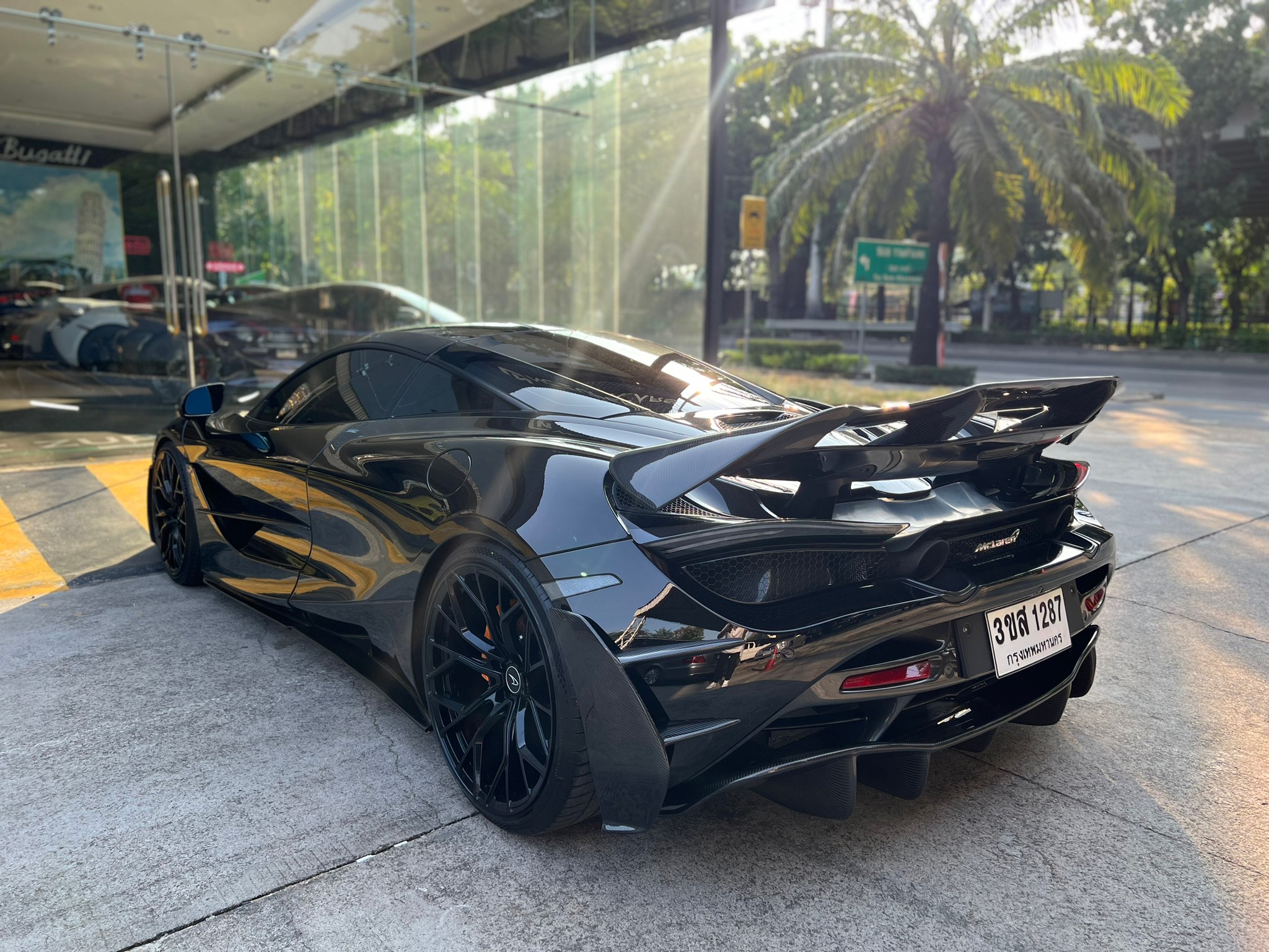 2021 McLaren 720S สีดำ (รูปที่ 2)
