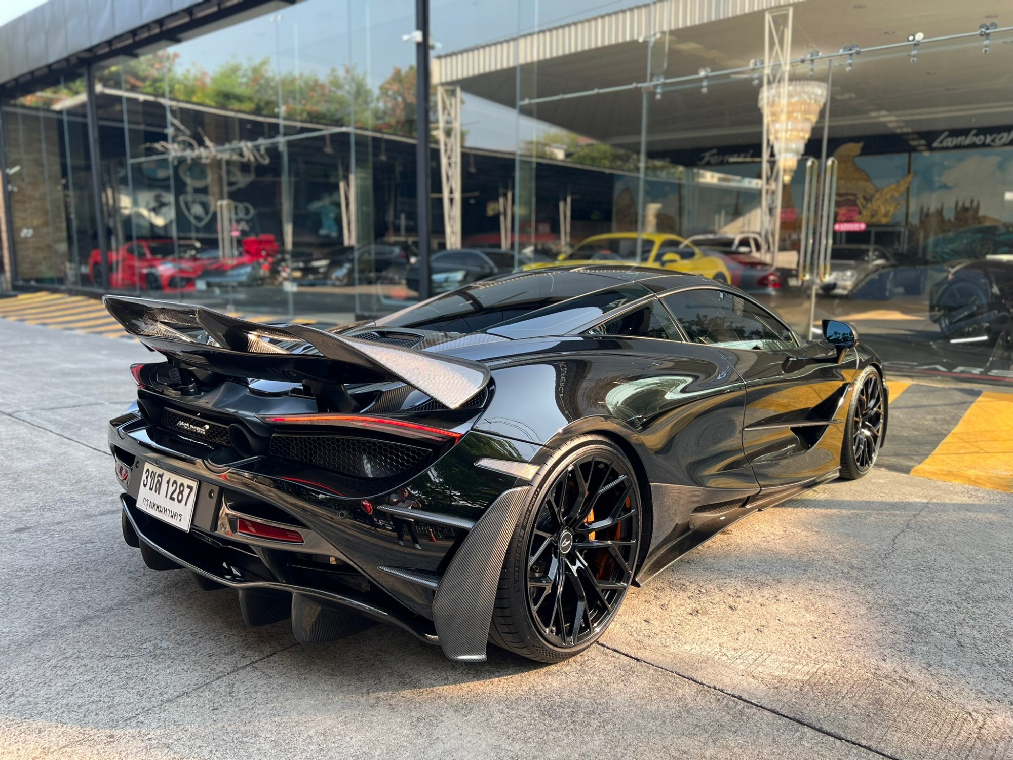 2021 McLaren 720S สีดำ (รูปที่ 8)