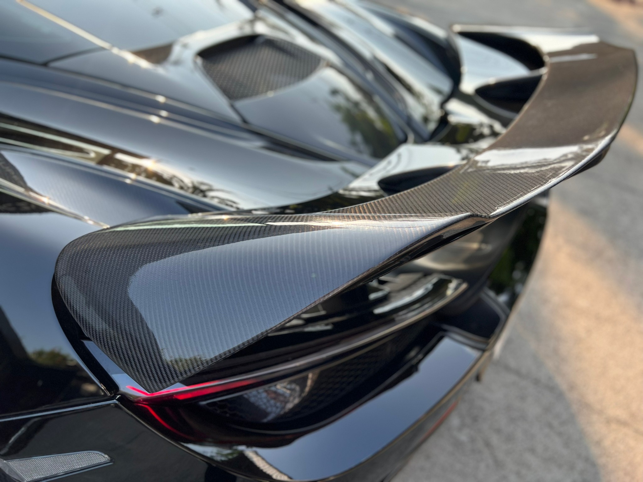 2021 McLaren 720S สีดำ (รูปที่ 9)