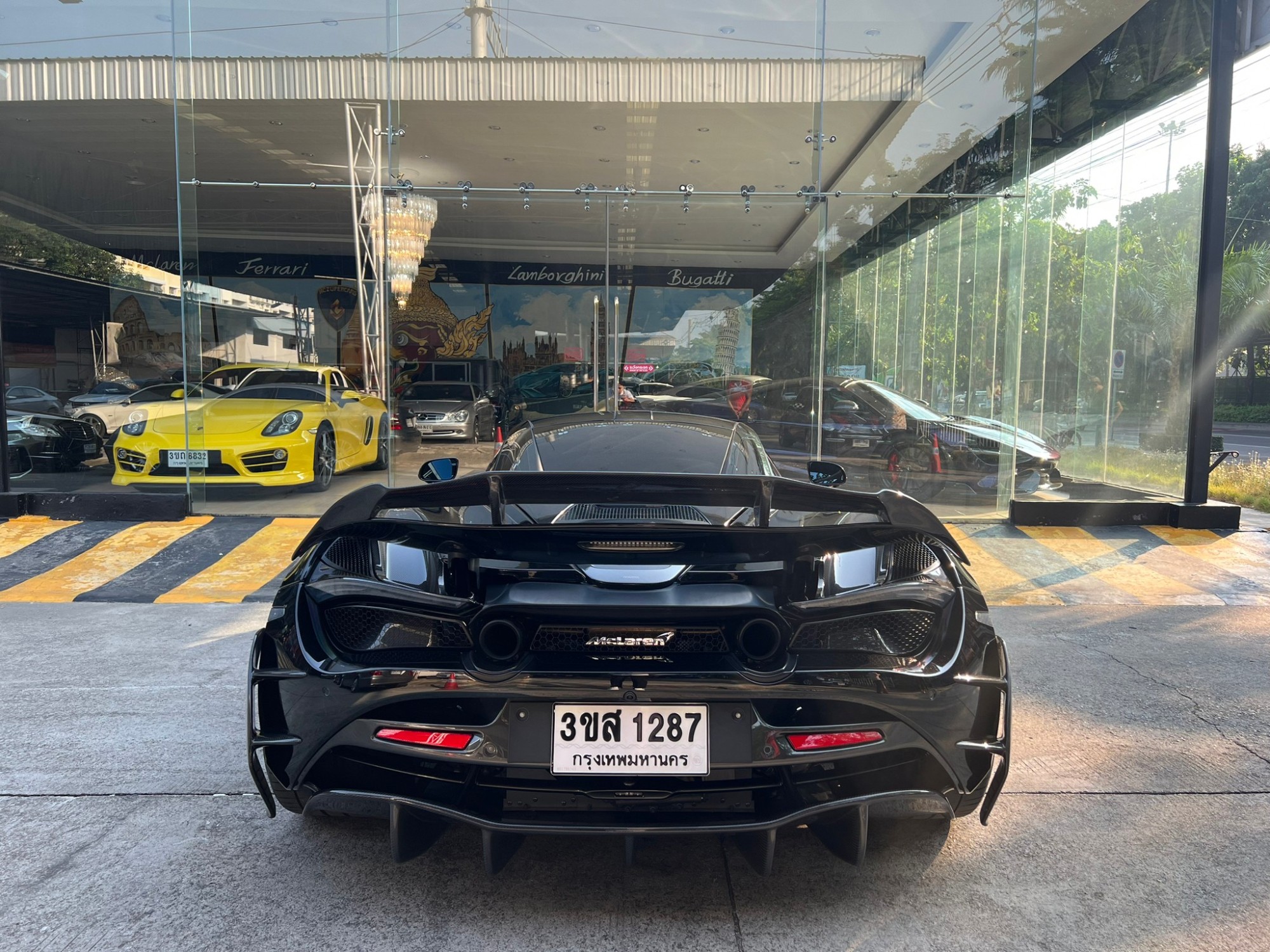 2021 McLaren 720S สีดำ (รูปที่ 11)