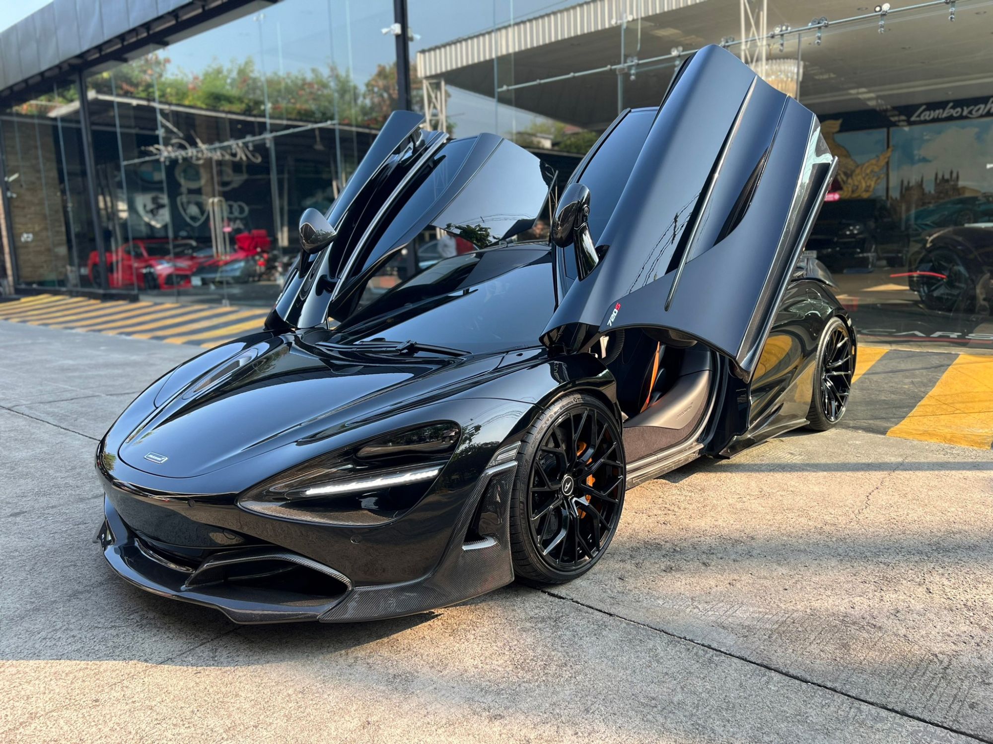 2021 McLaren 720S สีดำ (รูปที่ 4)