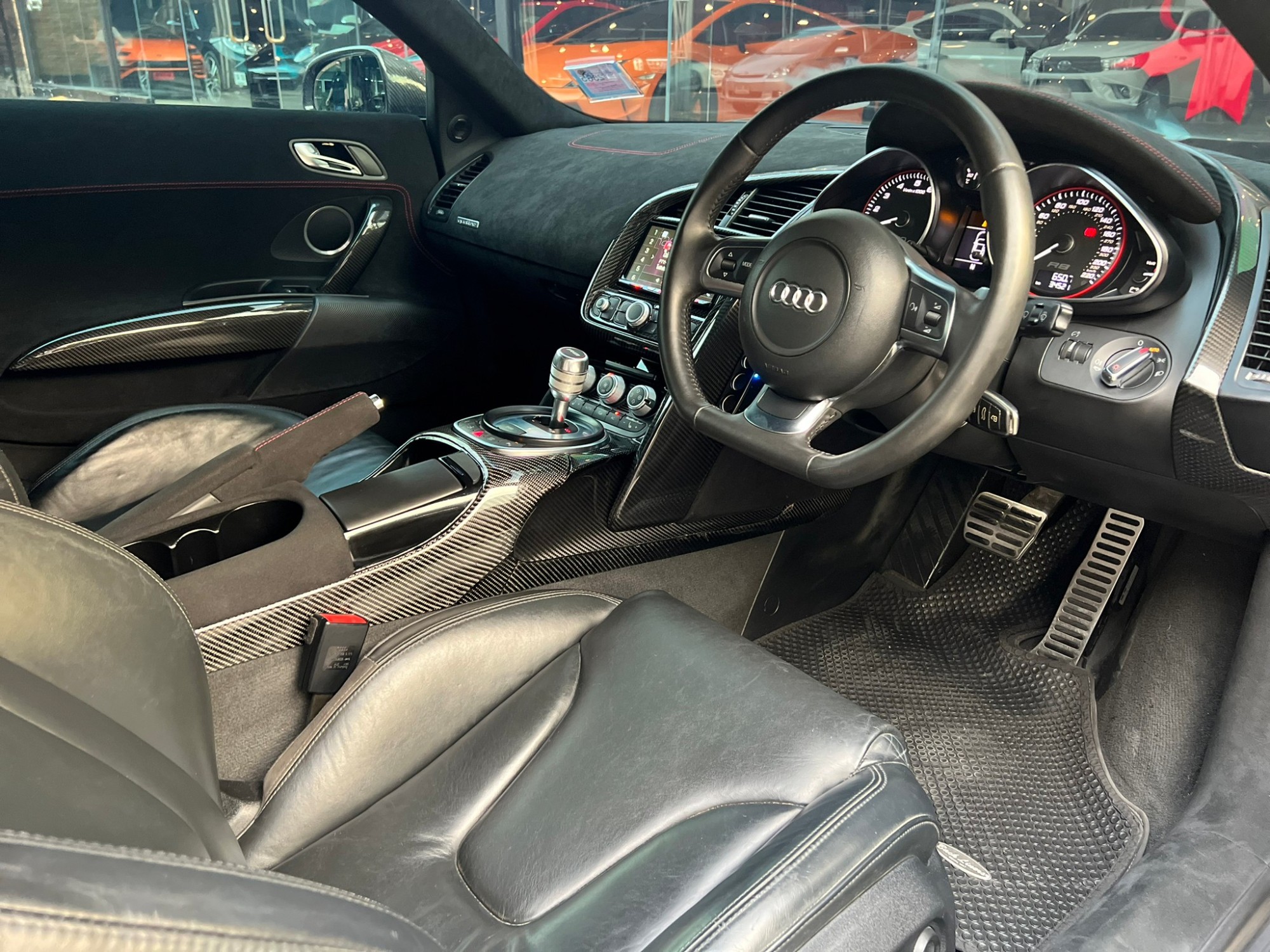 2013 Audi R8 V8 Coupe สีดำ (รูปที่ 15)