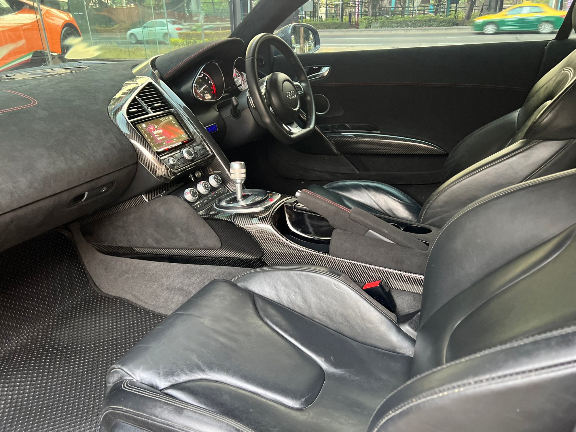 2013 Audi R8 V8 Coupe สีดำ (รูปที่ 2)