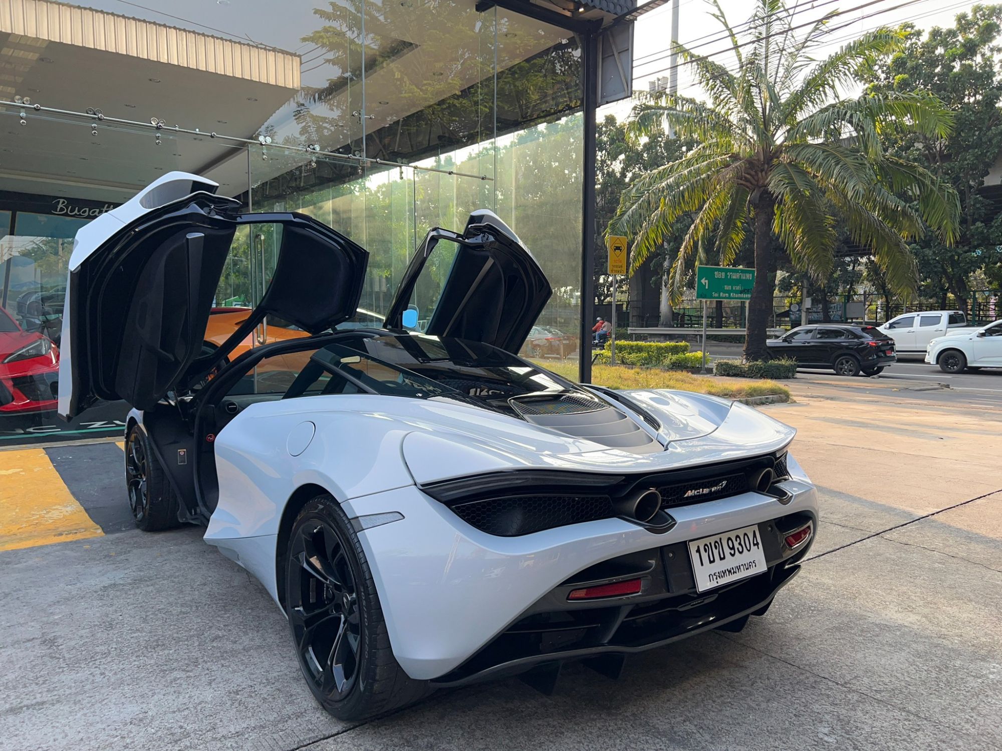 2021 McLaren 720S สีเทา