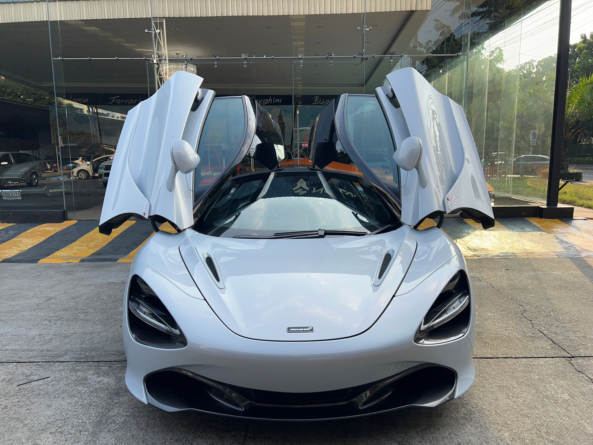 2021 McLaren 720S สีเทา