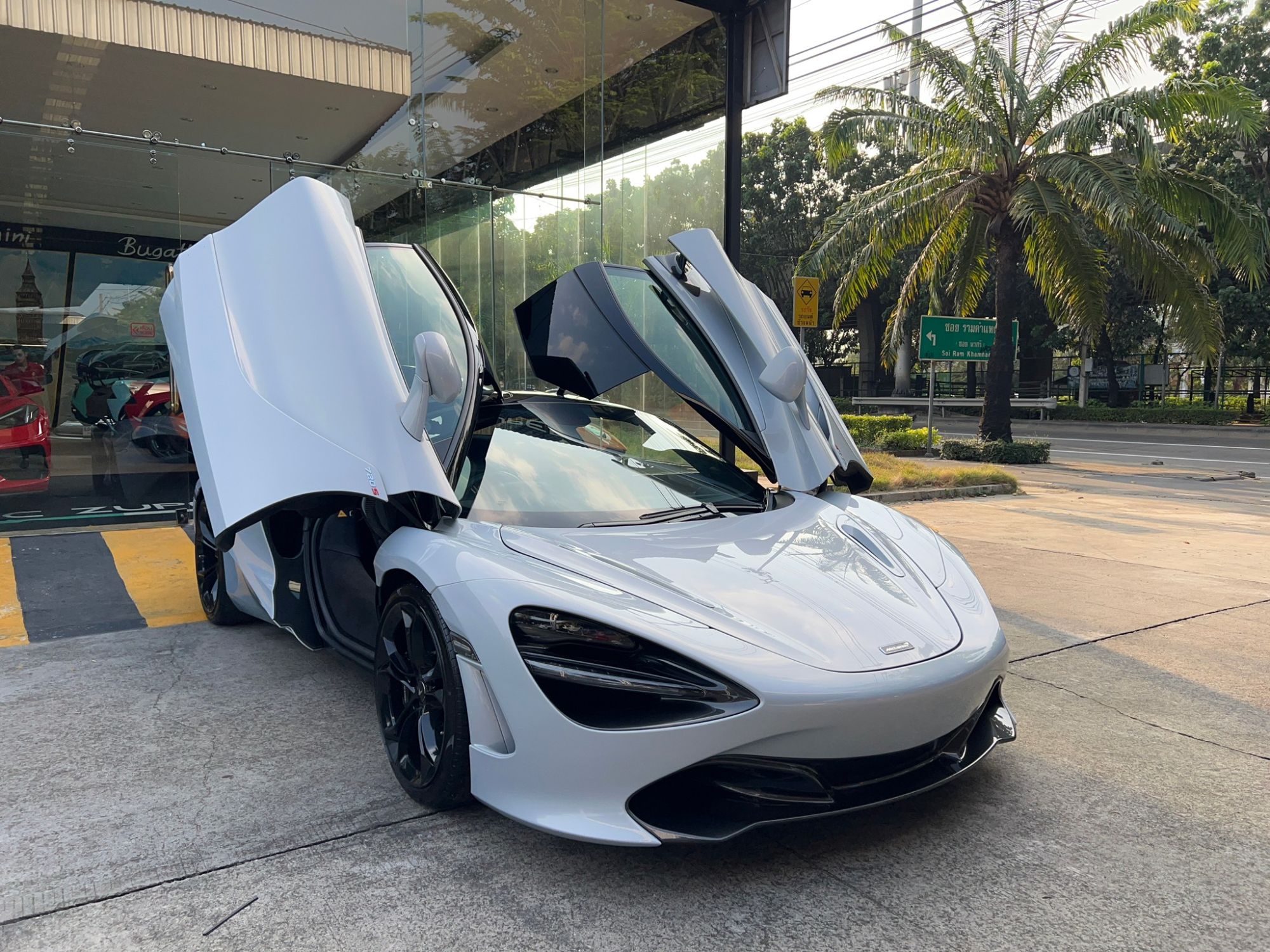 2021 McLaren 720S สีเทา (รูปที่ 12)