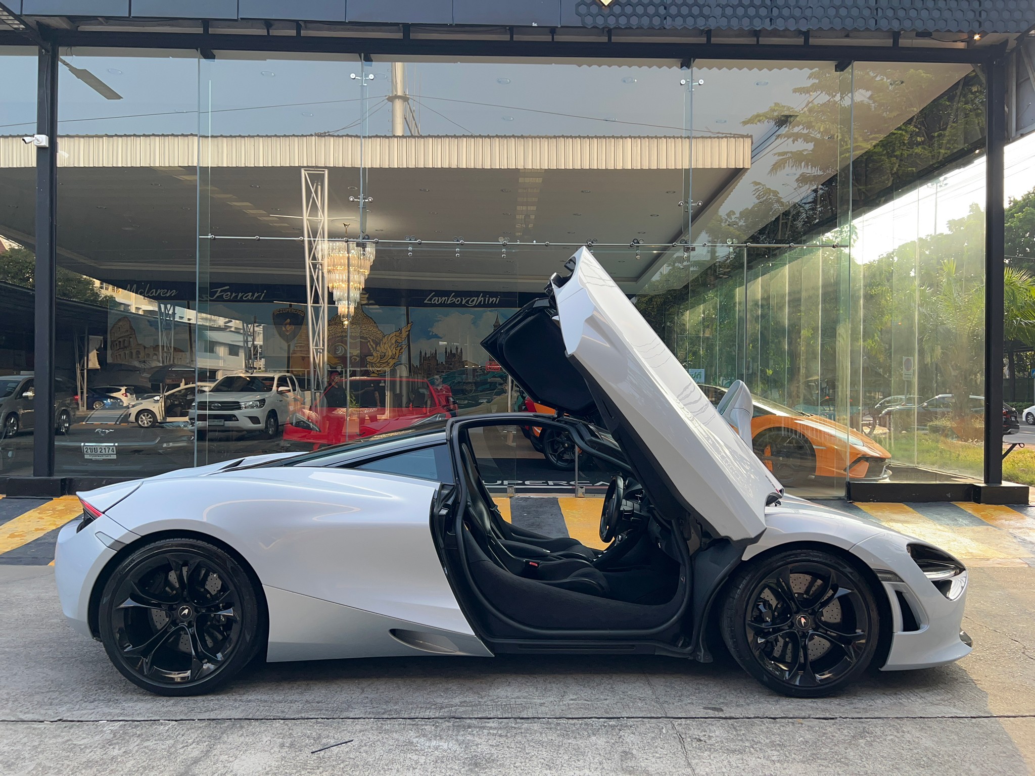 2021 McLaren 720S สีเทา (รูปที่ 2)
