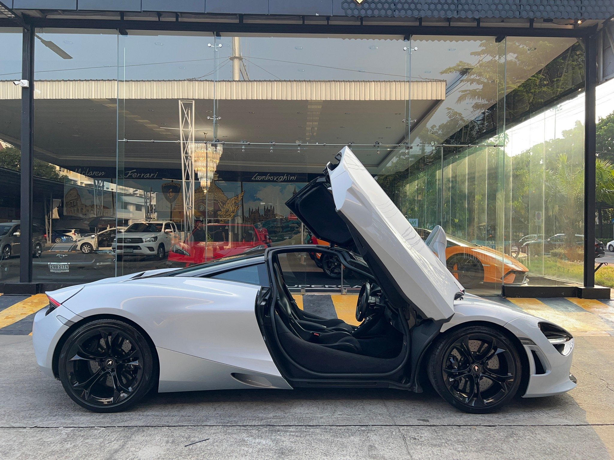 2021 McLaren 720S สีเทา